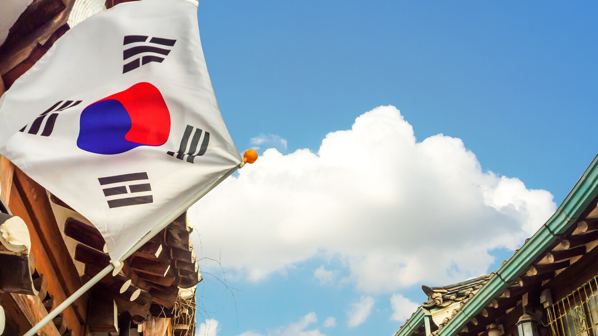 Bandiera corea che sventola su edifici tipici Bandiera della Corea che sventola su edifici tradizionali