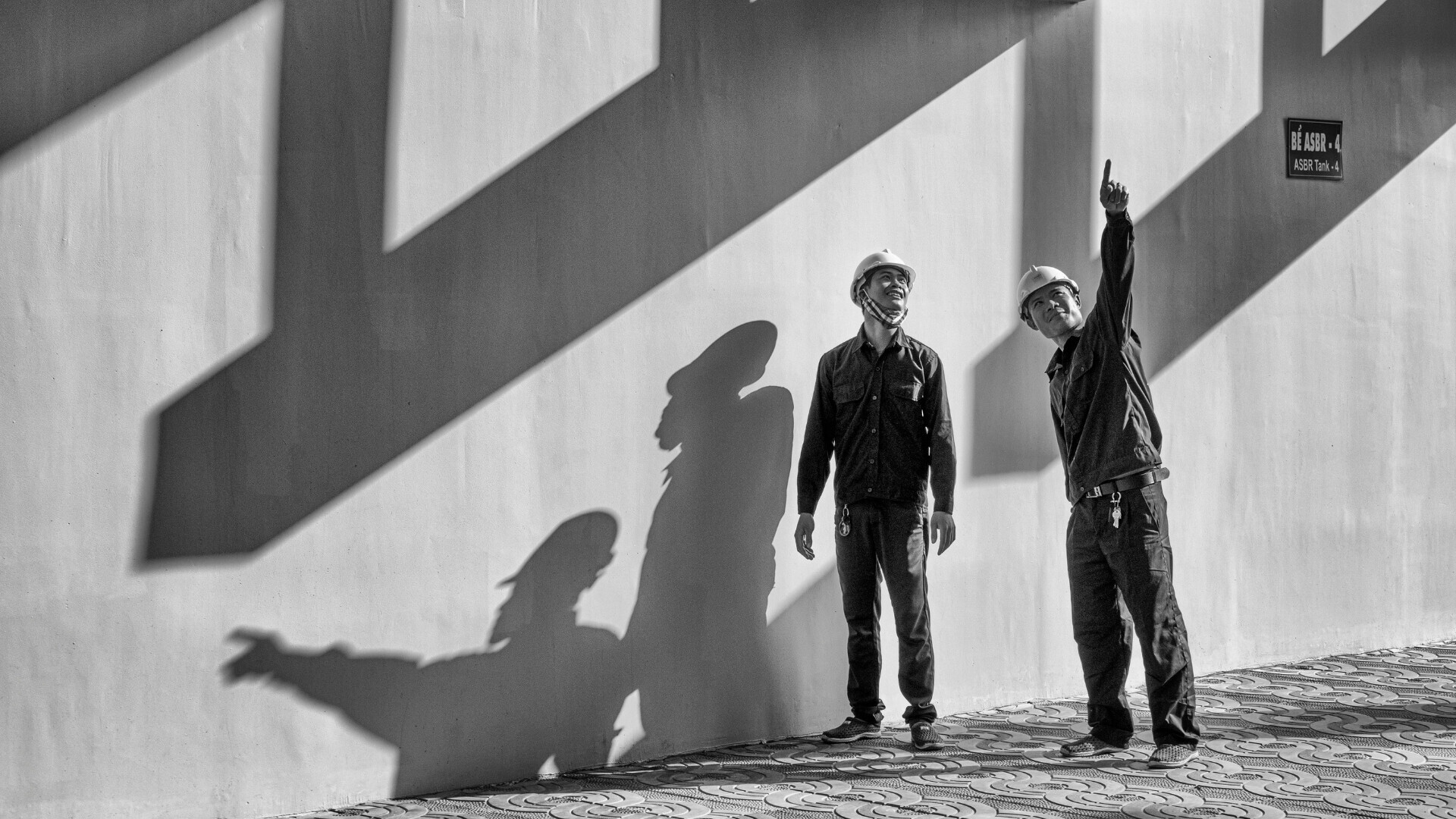 Personale al lavoro in un cantiere Operai con caschi e giubbotti di sicurezza intenti a lavorare in un cantiere edile attivo.