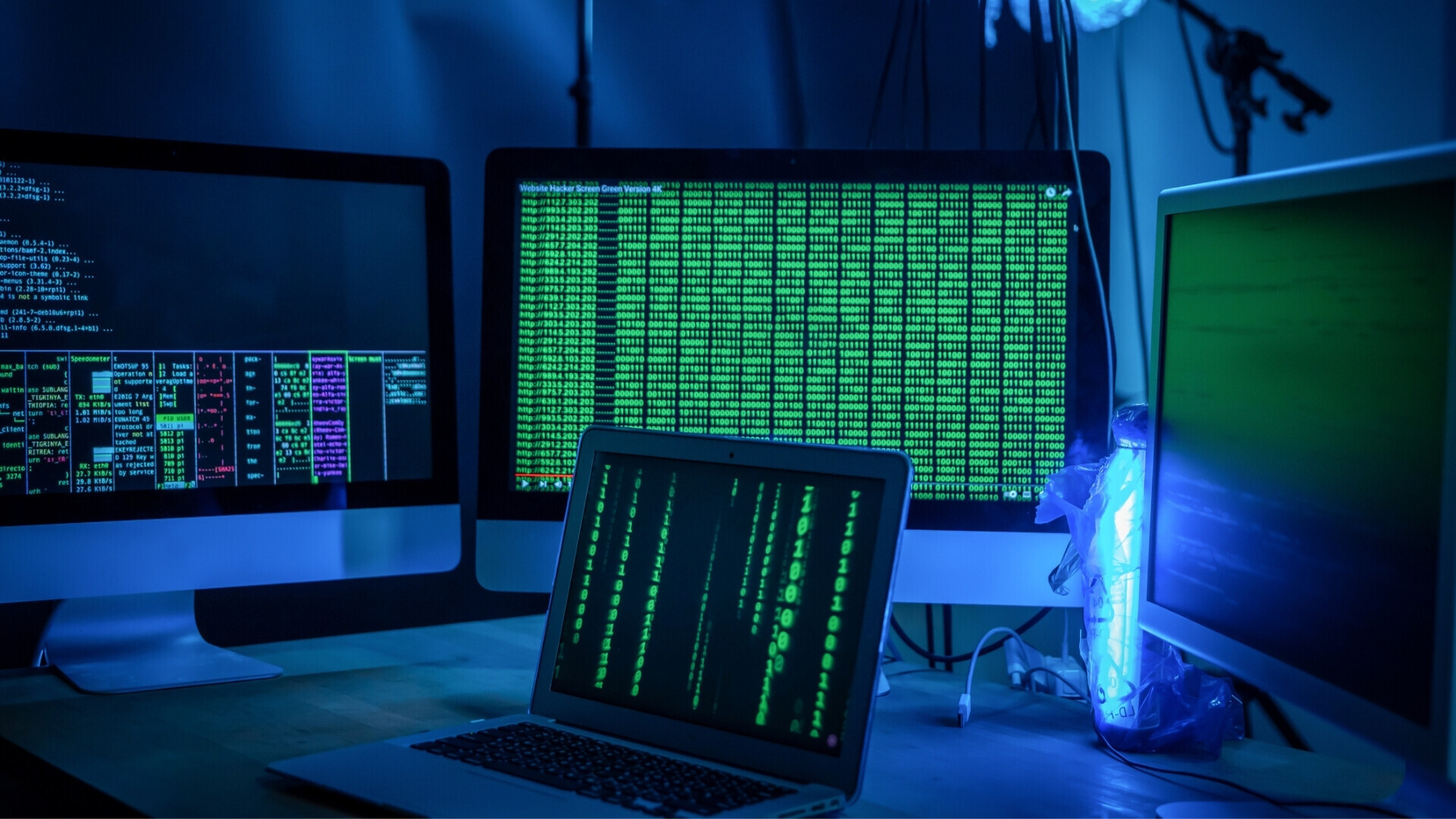 Monitor di un hacker in una stanza buia Monitor di un computer in una stanza buia, tipico di un ambiente da hacker.