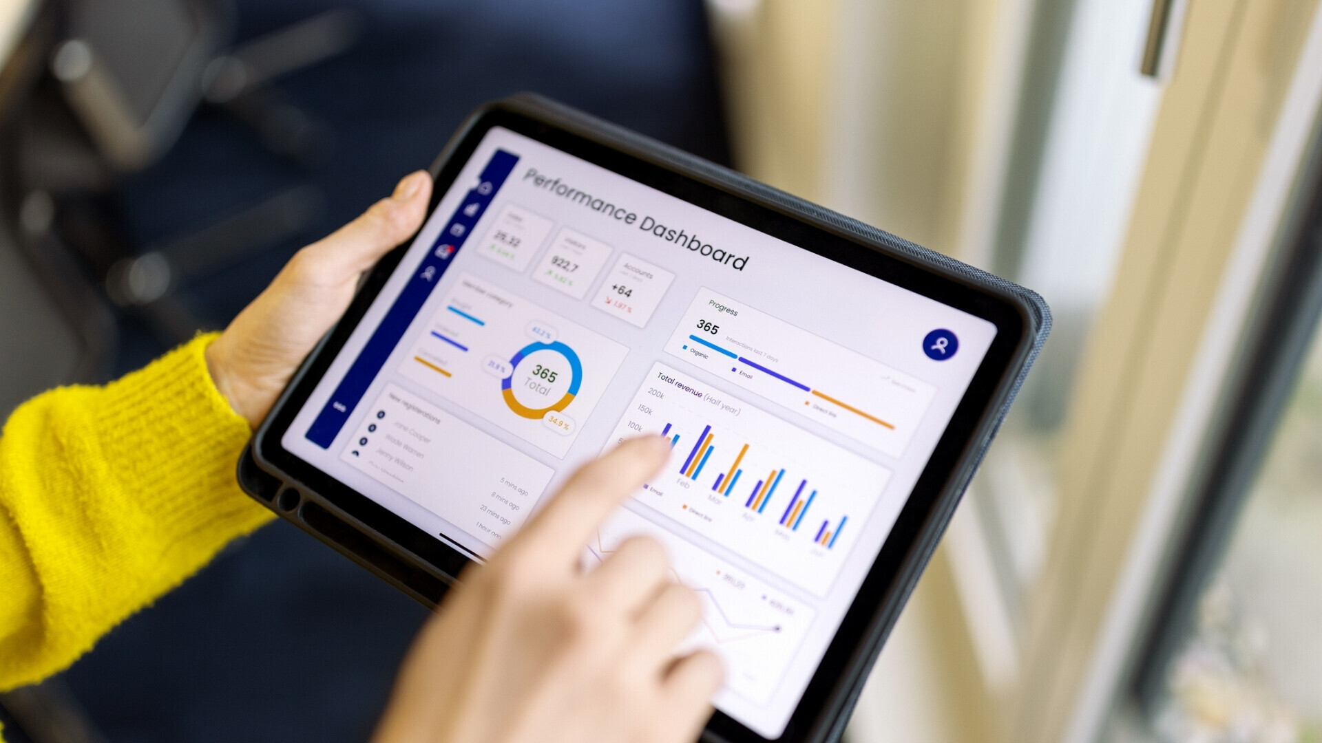 Primo piano di una donna professionista con un report infografico su tablet digitale in ufficio Professionista che esamina un report infografico su tablet in ufficio.