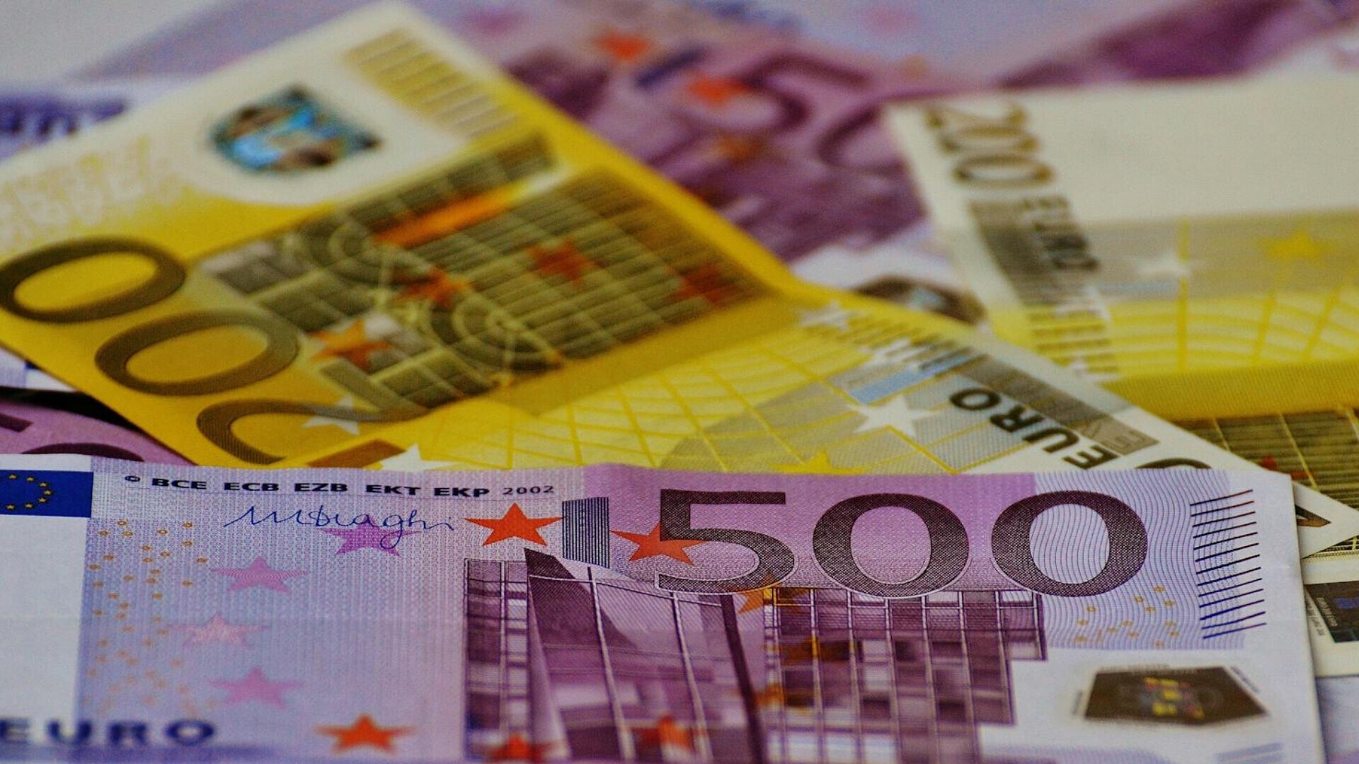 Banconote in euro Banconote in euro disposte in modo tale da essere visibile