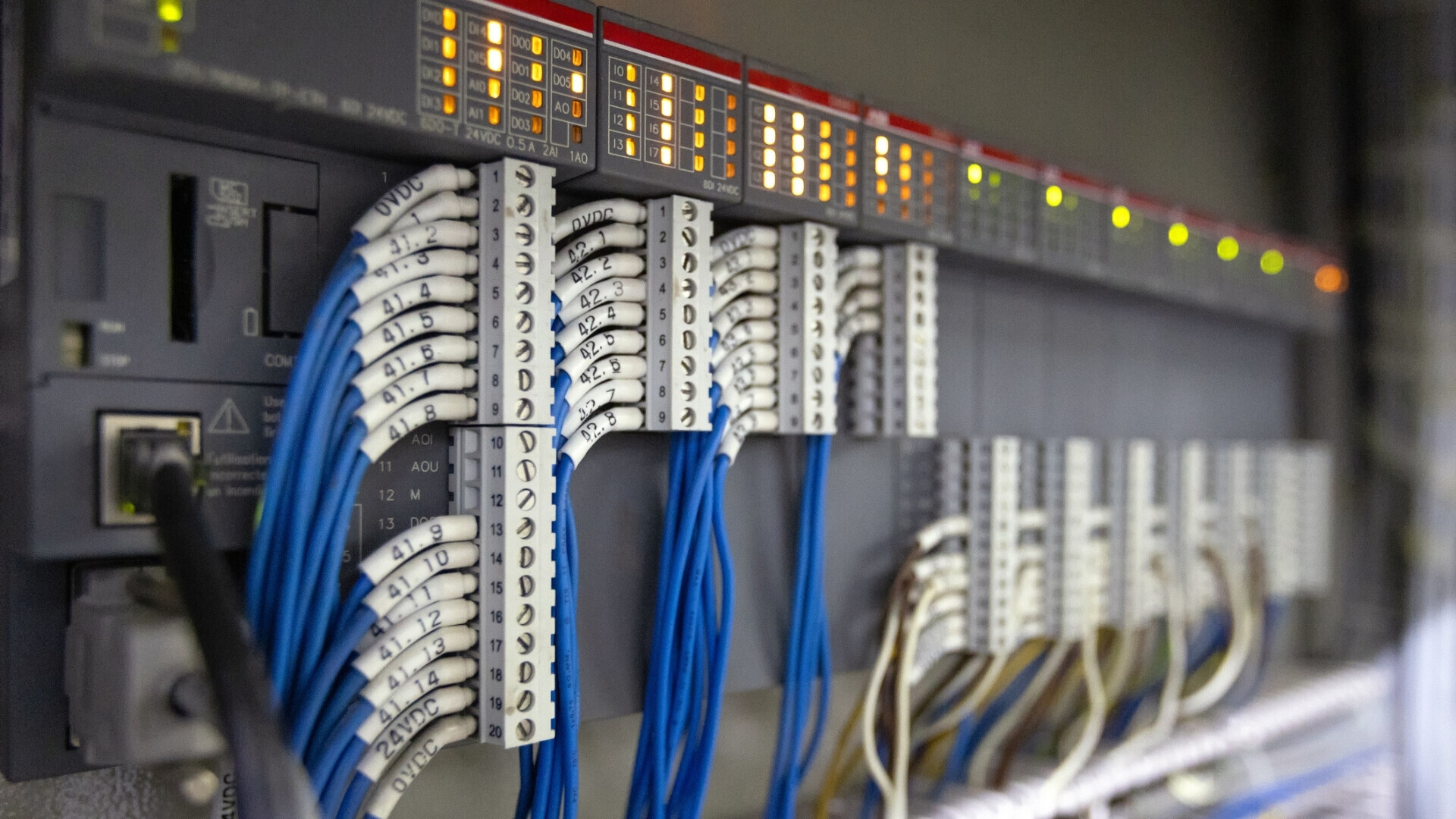 Quadro elettrico industriale per controllo, con distribuzione di energia, interruttori e dispositivi di sicurezza, ideale per manutenzione e cablaggio Quadro elettrico industriale con alimentazione, interruttori e cablaggi progettati per gestione dell’energia, sicurezza e distribuzione efficiente.