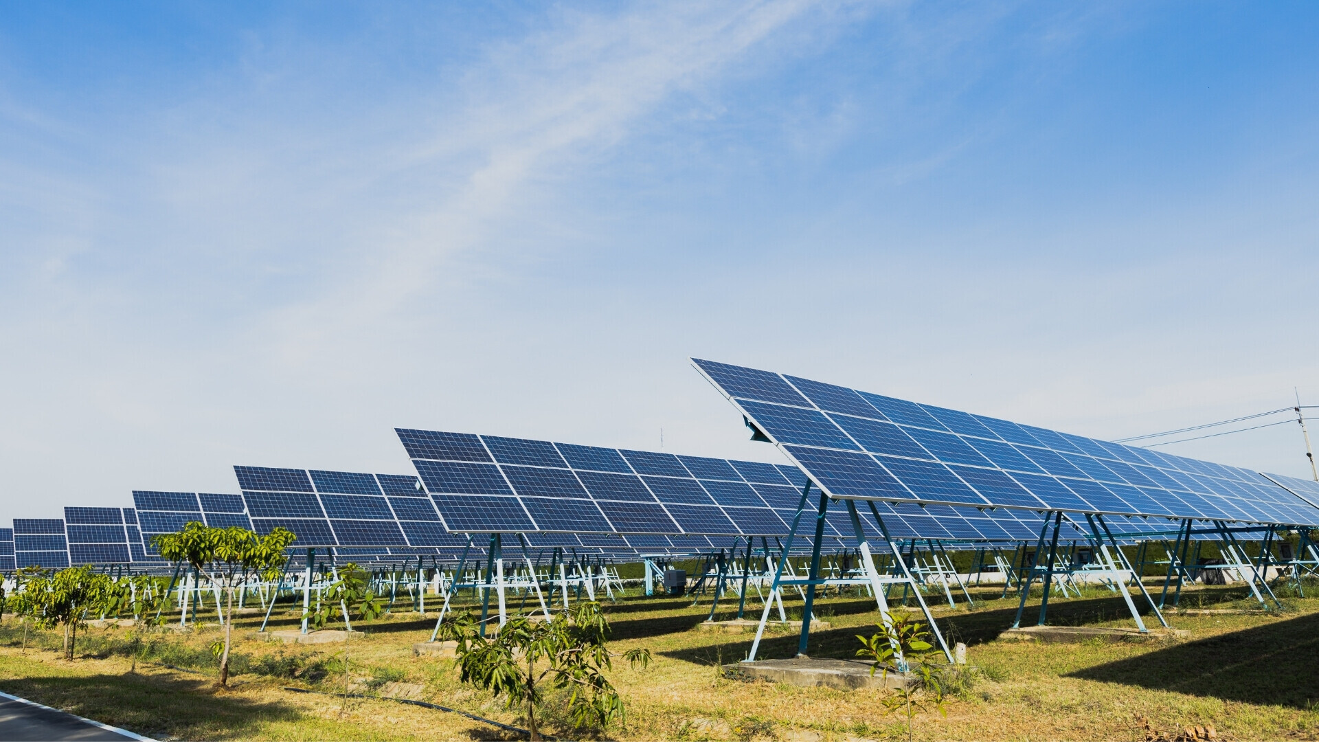 Pannelli fotovoltaici installati all’aperto che catturano l’energia solare
