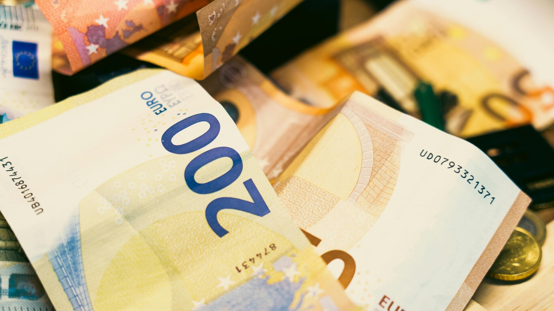 Banconote e monete euro Insieme di banconote e monete in euro di diverso taglio disposte su una superficie, a rappresentare la valuta europea.