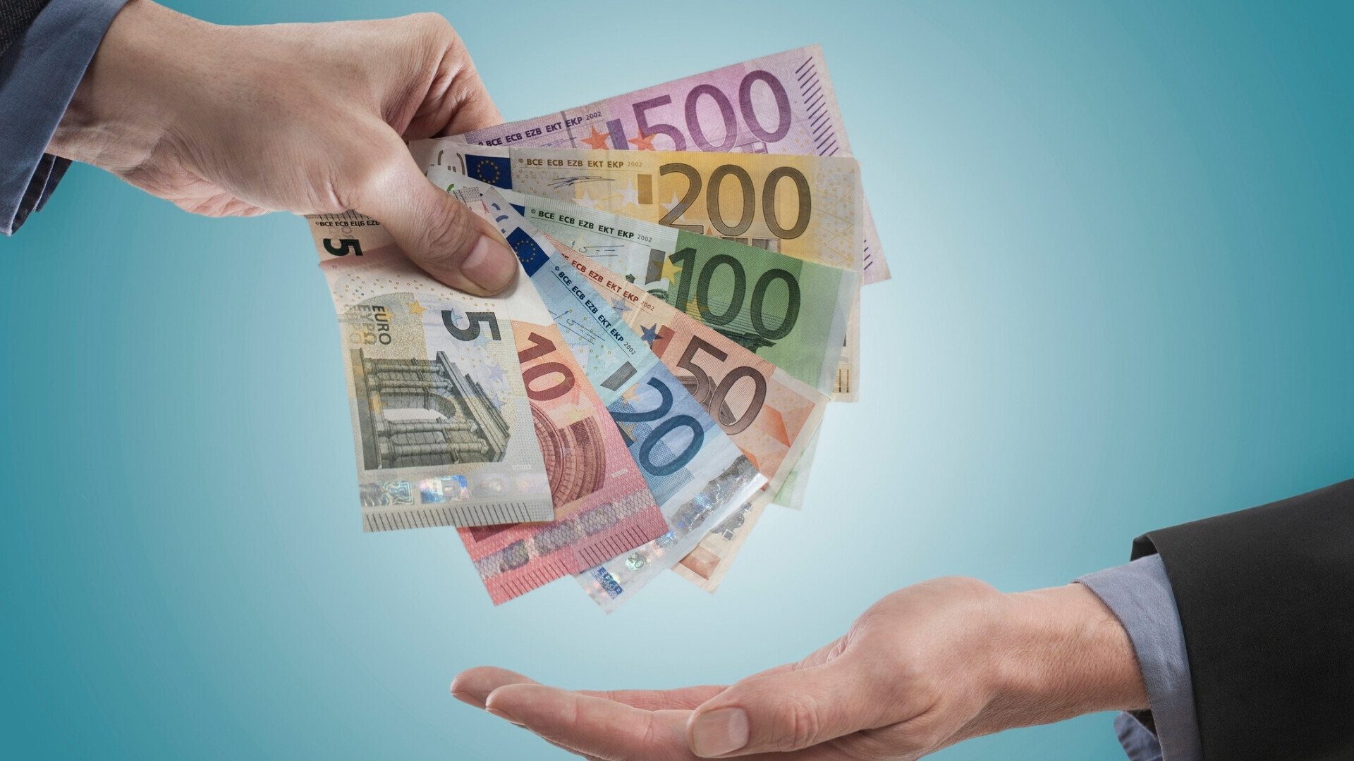 Uomo d’affari che consegna buste paga ai lavoratori, in un contesto professionale di ufficio o azienda.