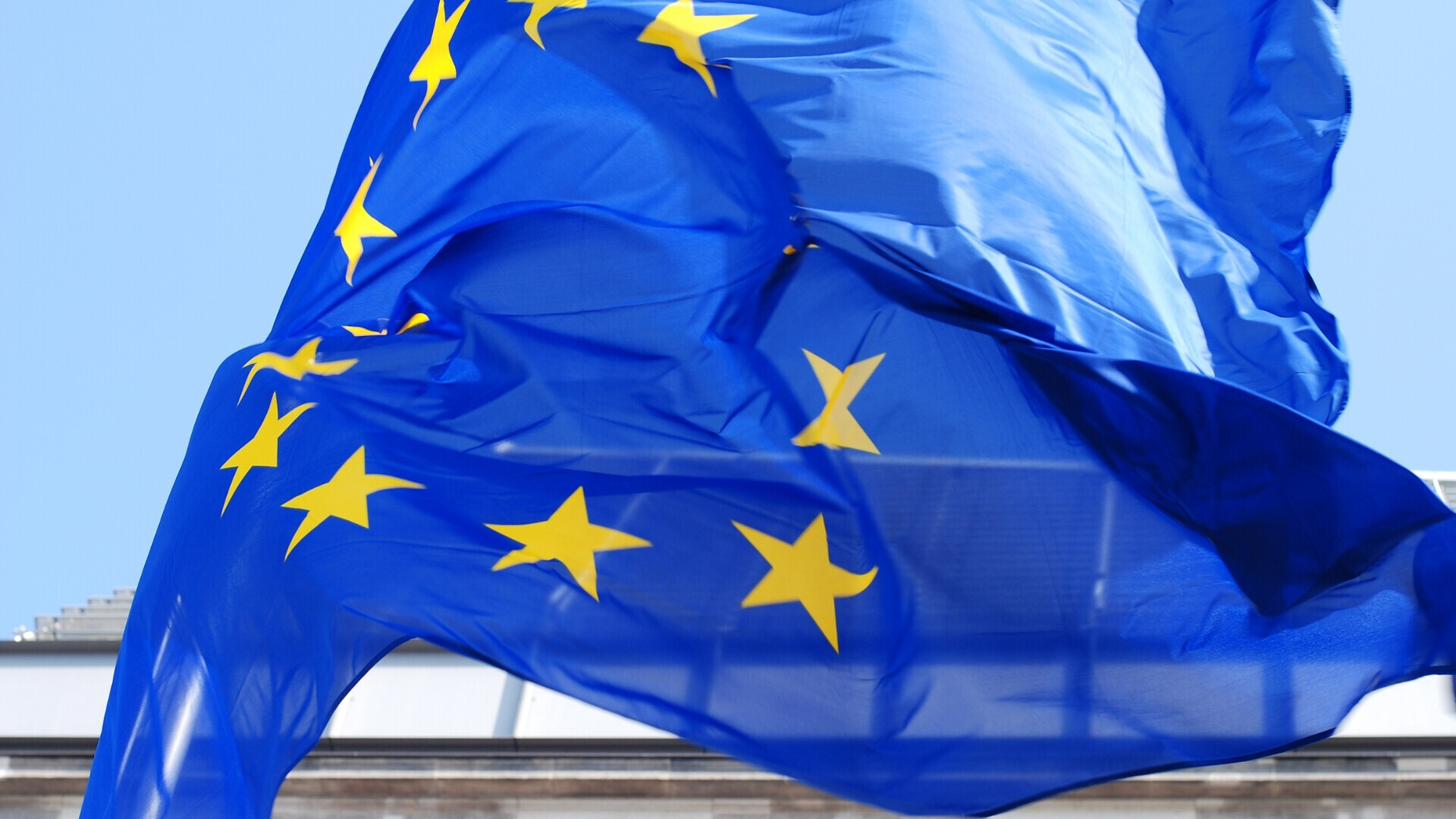 Bandiera Unione Europea che sventola Bandiera dell’Unione Europea che sventola al vento, con le dodici stelle dorate visibili.
