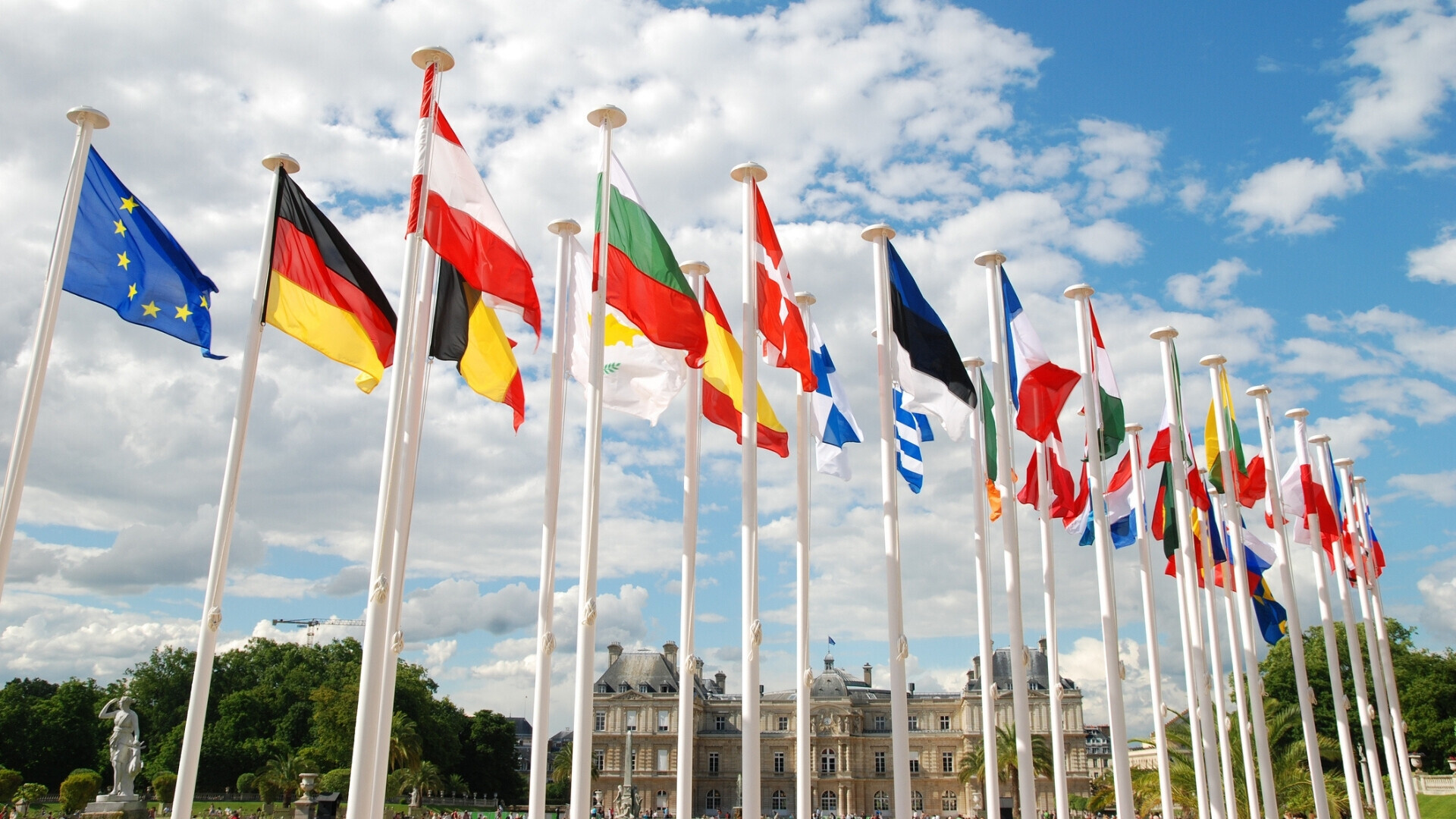 Bandiere dell'Unione europea EU Flag and the 27 European Union country flags in front of the Palais du Luxembourg (Paris) where the French Senate is located. Please see related pictures: