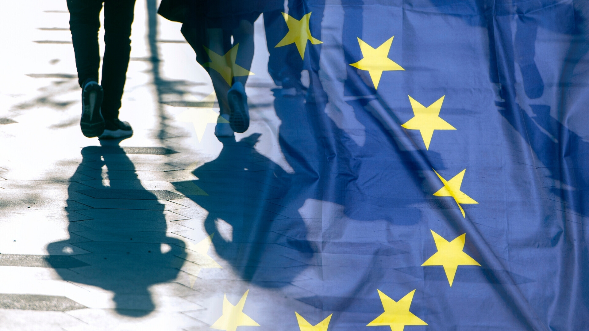 Bandiera dell'UE o dell'Unione europea e ombre delle persone, concetto quadro politico Bandiera dell’Unione europea con ombre di persone, immagine concettuale a tema politico.