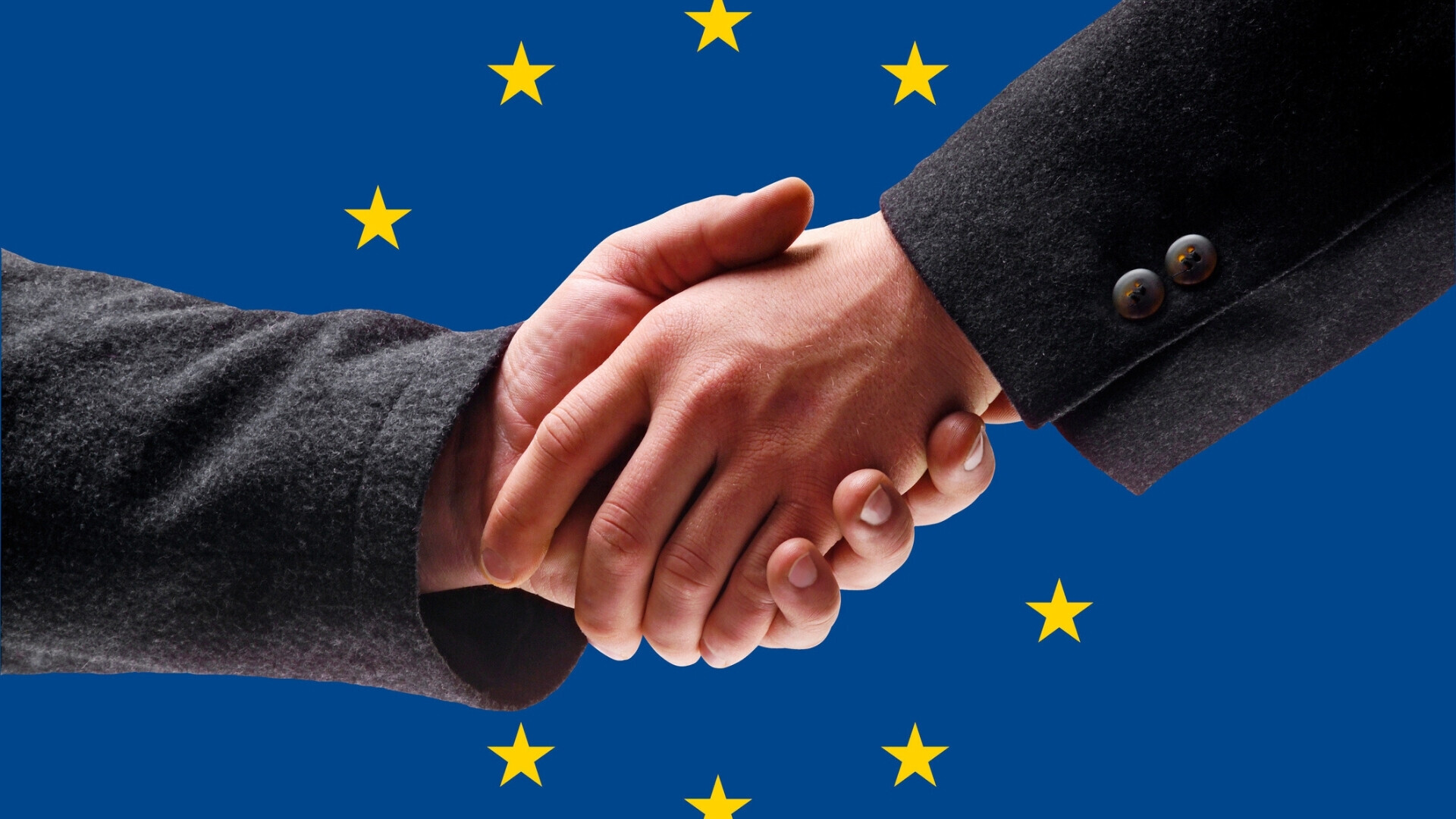 Uomini che si stringono la mano davanti alla bandiera dell’Unione Europea Incontro professionale o politico con gesto di accordo, simbolo di cooperazione europea.