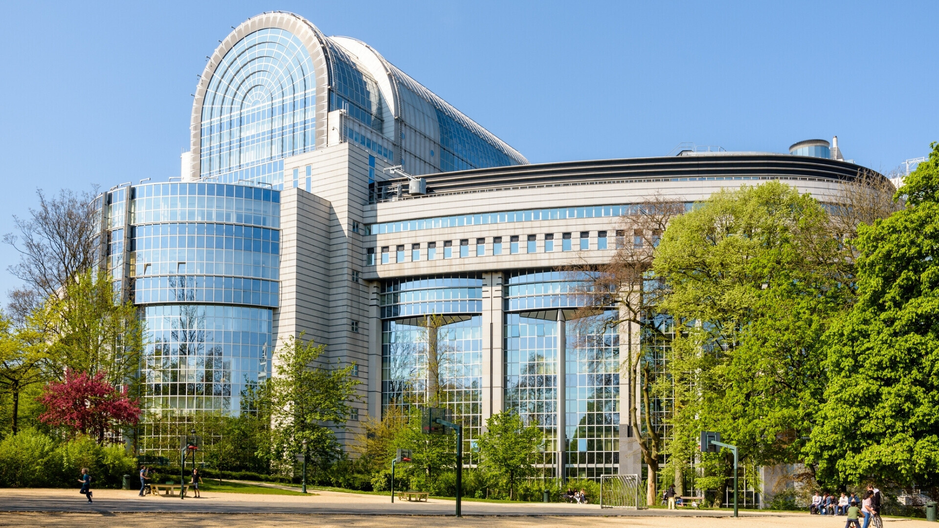 Facciata orientale dell'edificio Paul-Henri Spaak, sede del Parlamento europeo a Bruxelles, Belgio, vista dal parco Leopold. L’edificio Paul-Henri Spaak ospita l’emiciclo, la camera di dibattito del Parlamento Europeo e gli uffici del Presidente dal 1994.