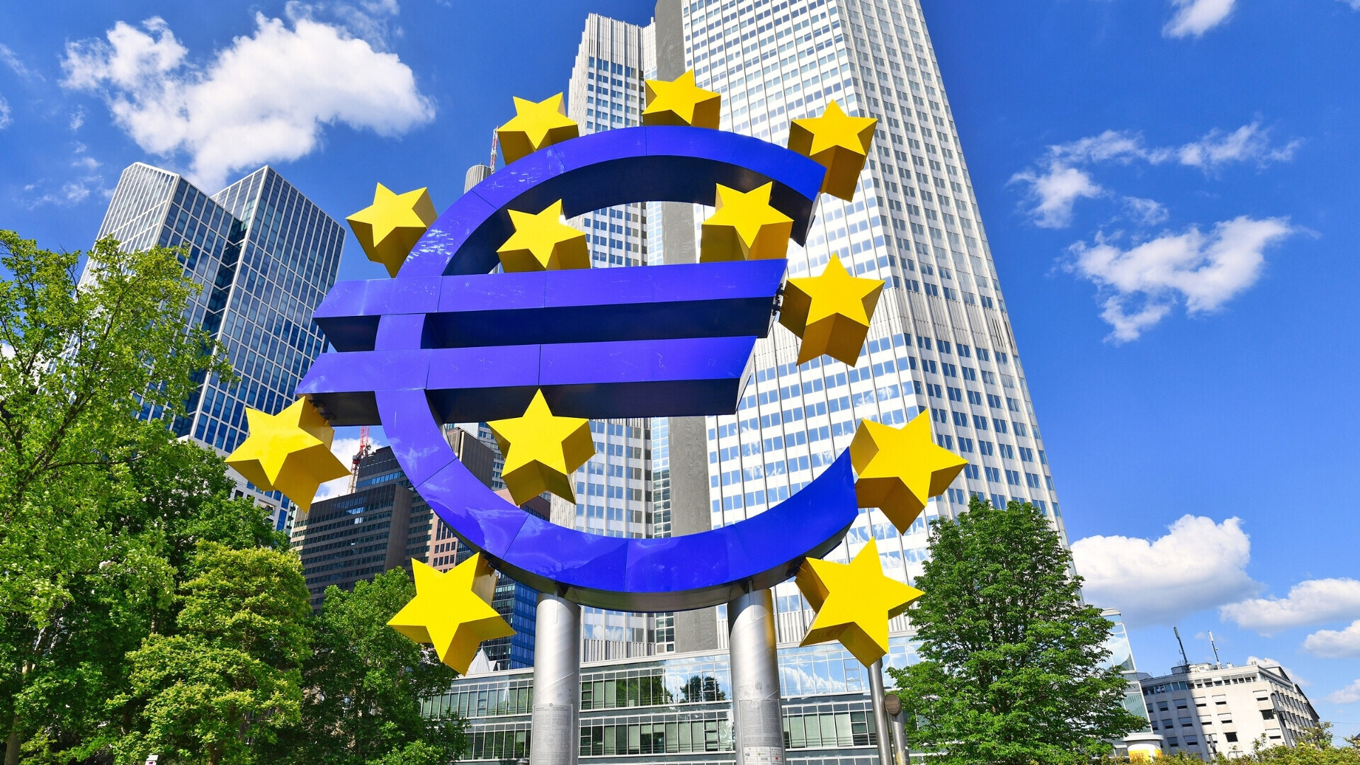 Francoforte sul Meno, Germania - Scultura di cartello euro nel grattacielo della sede centrale della Banca centrale europea nella città di Francoforte Scultura del simbolo dell’Euro davanti alla sede della Banca Centrale Europea a Francoforte sul Meno, alta 14 metri, circondata da dodici stelle, rappresentazione pubblica dell’Euro e dell’economia europea.