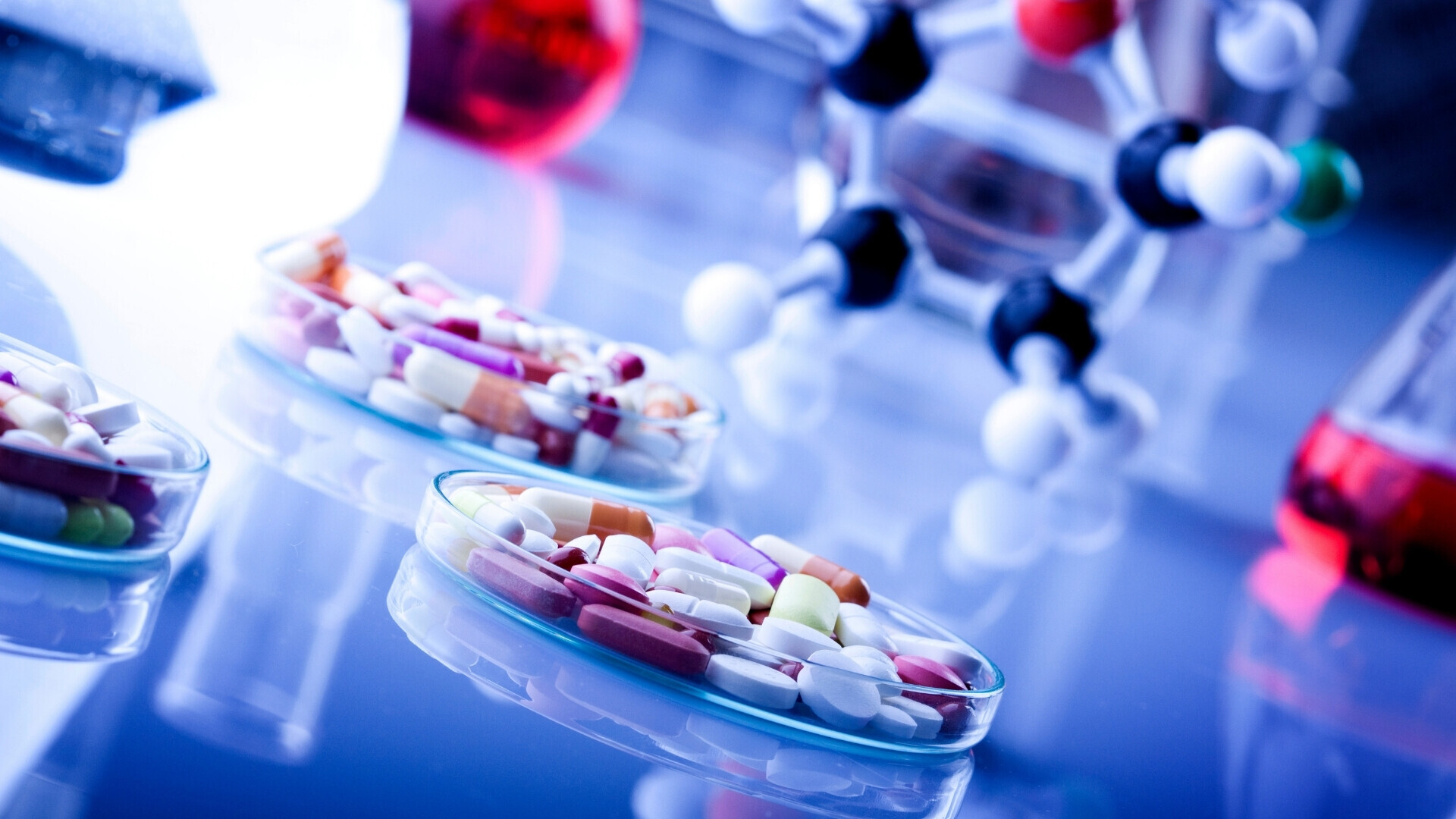 Pastiglie in fase di analisi in labaratorio Studio e osservazione di compresse in un laboratorio scientifico