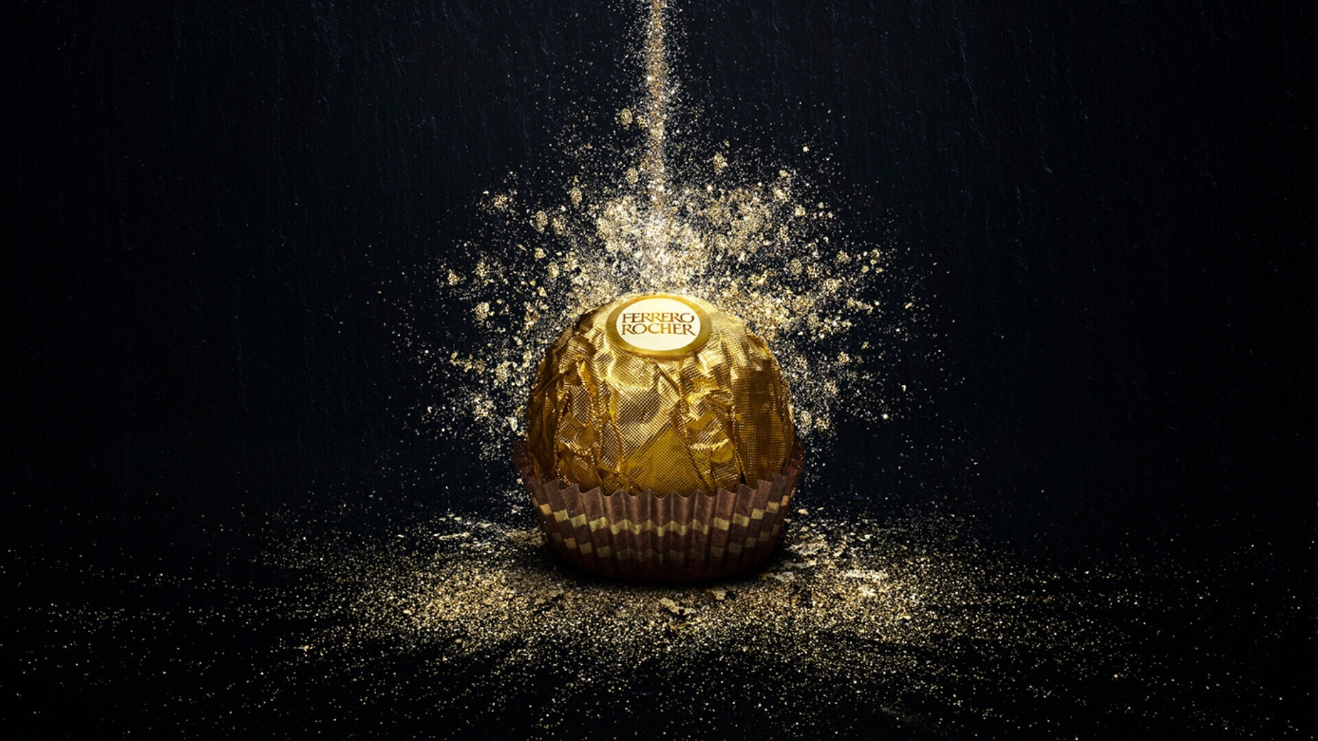 Singolo cioccolatino Ferrero Rocher posizionato su sfondo nero elegante