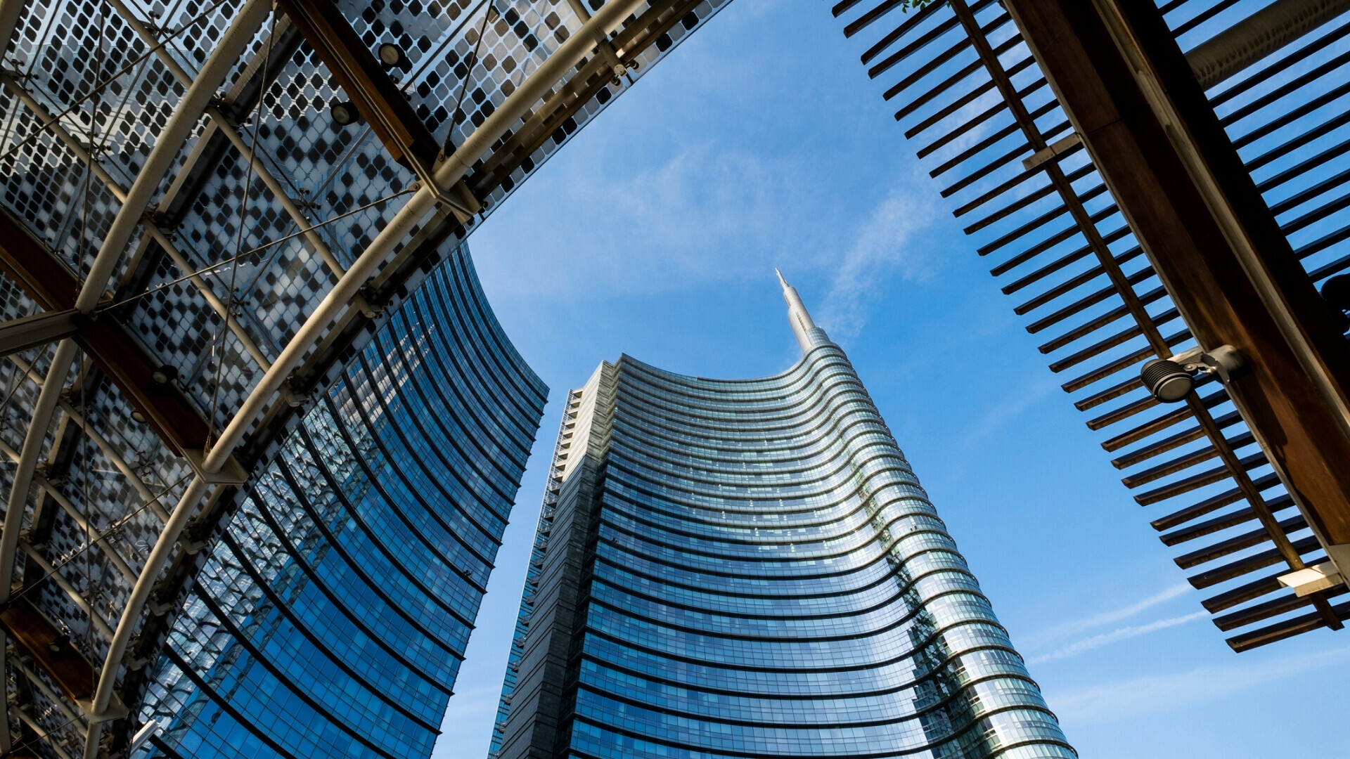 Edifici del nuovo quartiere di Porta Nuova Veduta degli edifici moderni del quartiere Porta Nuova a Milano, con architettura contemporanea e skyline urbano.