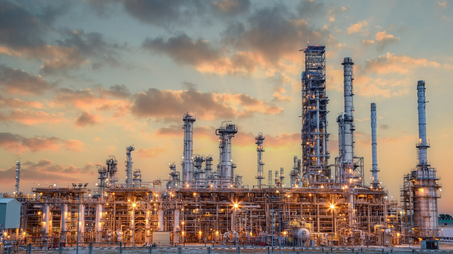 Zona industriale petrolio e gas, Le attrezzature di raffinazione del petrolio, Primo piano di oleodotti industriali di un impianto di raffineria di petrolio, Dettaglio dell'oleodotto con valvole in una grande raffineria di petrolio. Zona industriale petrolifera e del gas: attrezzature di raffinazione, primo piano di tubazioni industriali di una raffineria, dettaglio di tubi con valvole in una grande raffineria di petrolio.