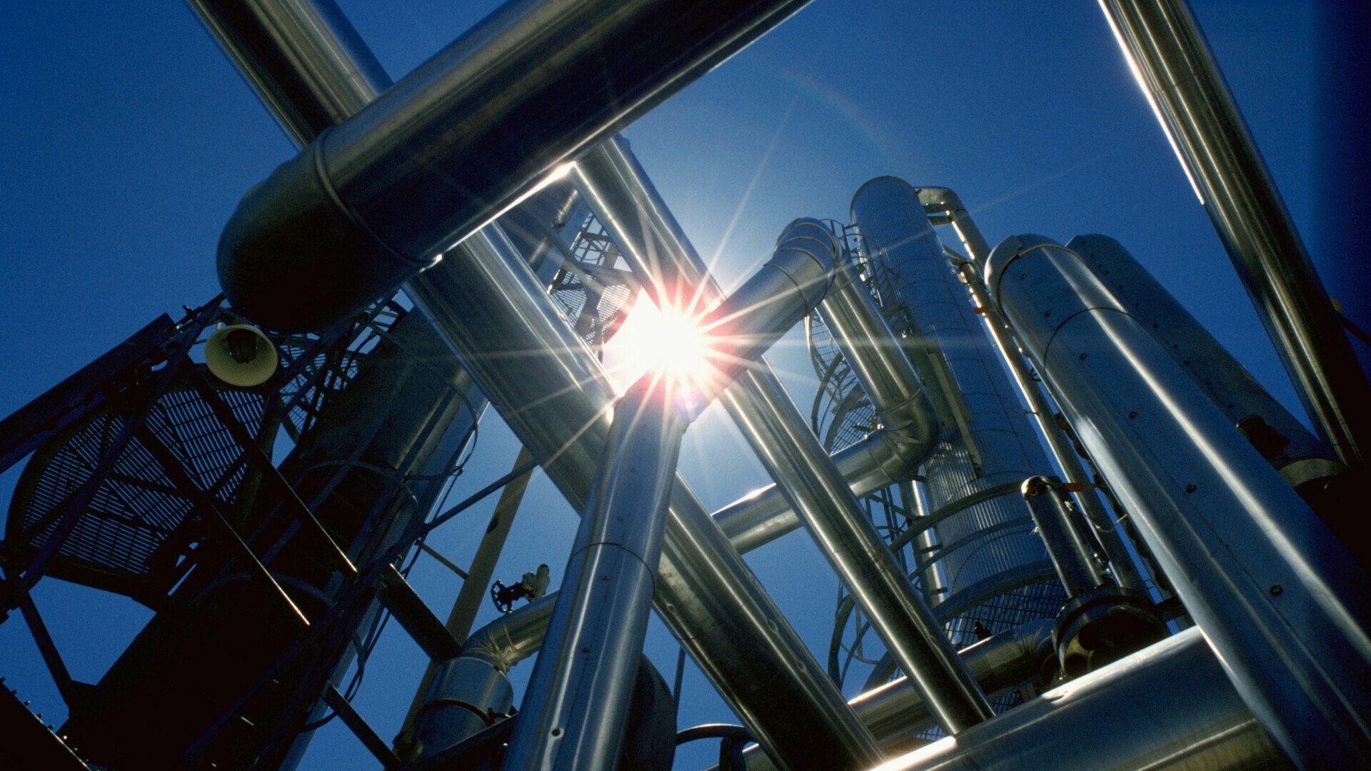 Gas naturale Immagine che rappresenta il gas naturale, con tubazioni o fiamma blu tipica della combustione controllata, simbolo di energia fossile e risorsa energetica.