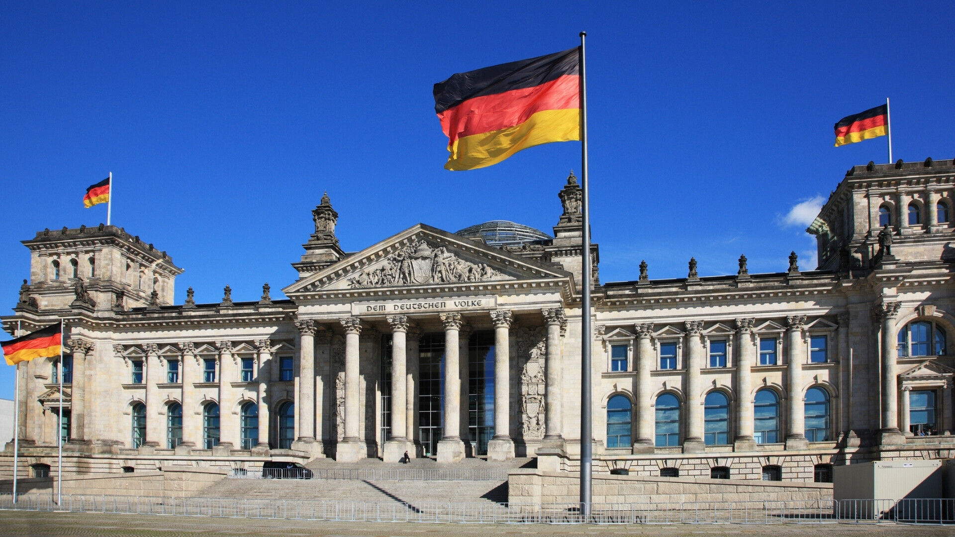 Il Reichstag, edificio del Parlamento tedesco Germania, Berlino, Reichstag, edificio del Parlamento con bandiera nazionale.