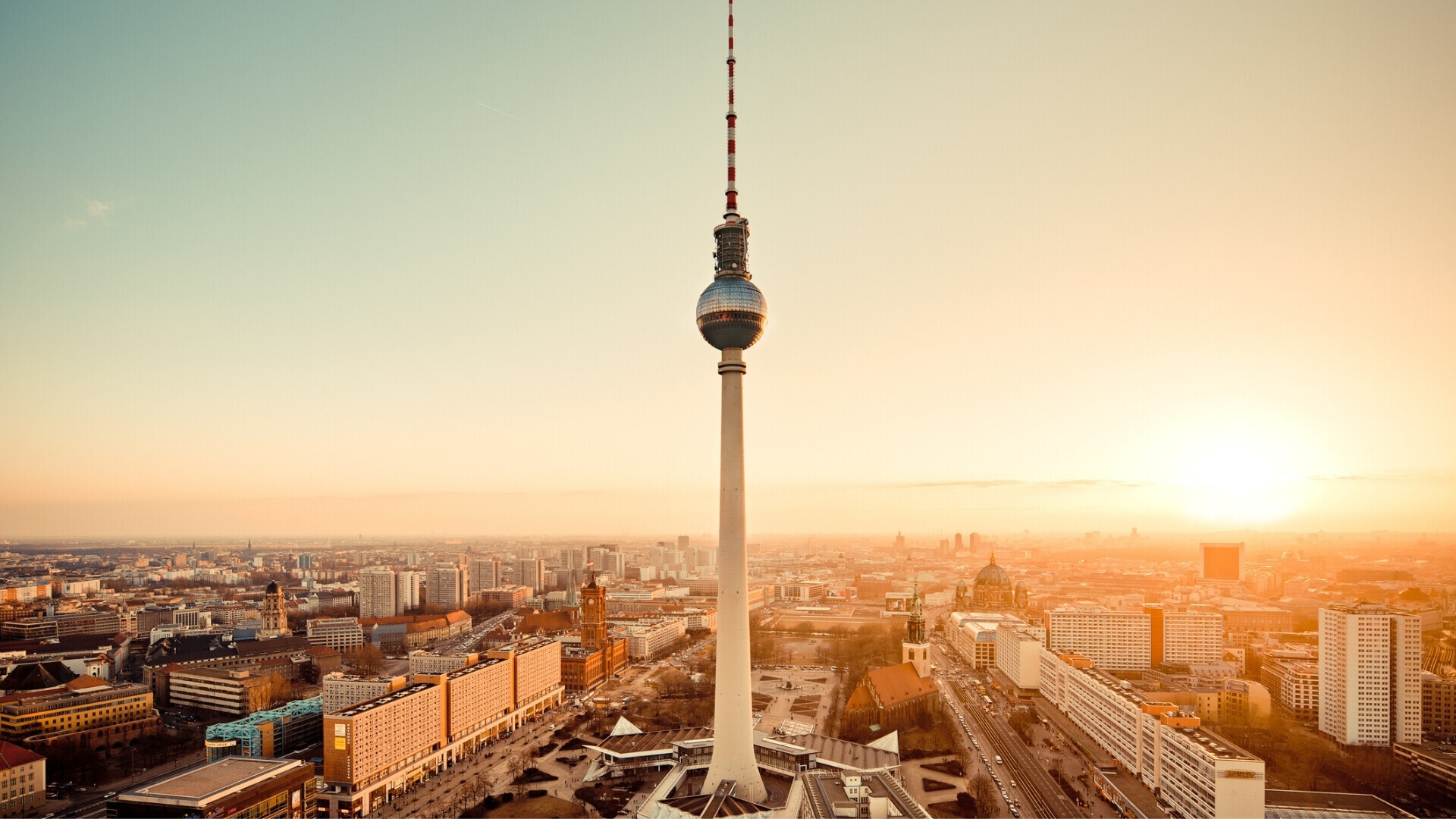 Veduta urbana di Berlino, Alexanderplatz e Torre della TV (Fernsehturm).