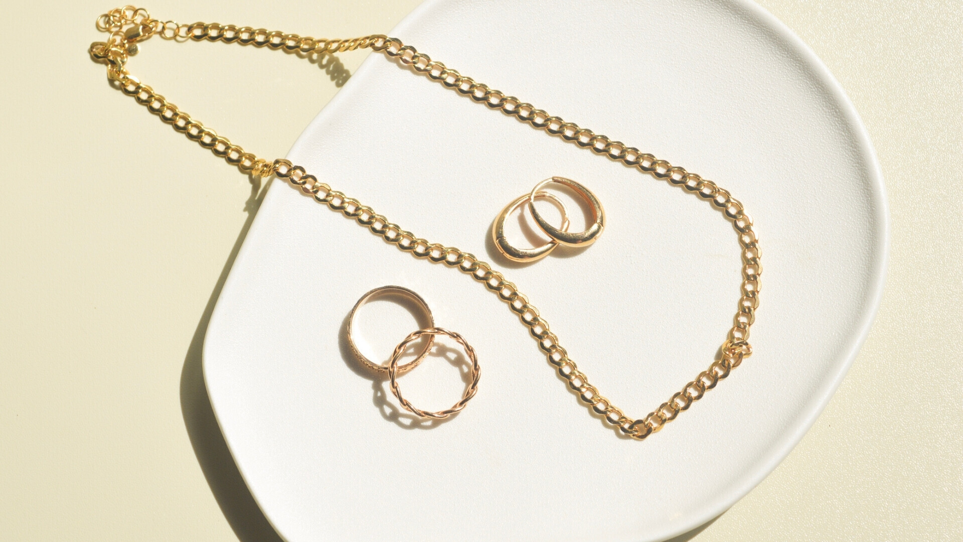 Vassoio di gioielli con riferimento all’aumento del prezzo dell’oro.