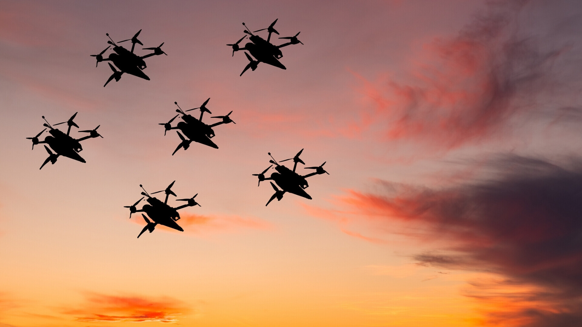 Sciame di droni kamikaze in cielo. Intelligenza artificiale per il controllo dei droni Numerosi droni autonomi, coordinati da intelligenza artificiale, volano in formazione nel cielo simulando un attacco kamikaze.