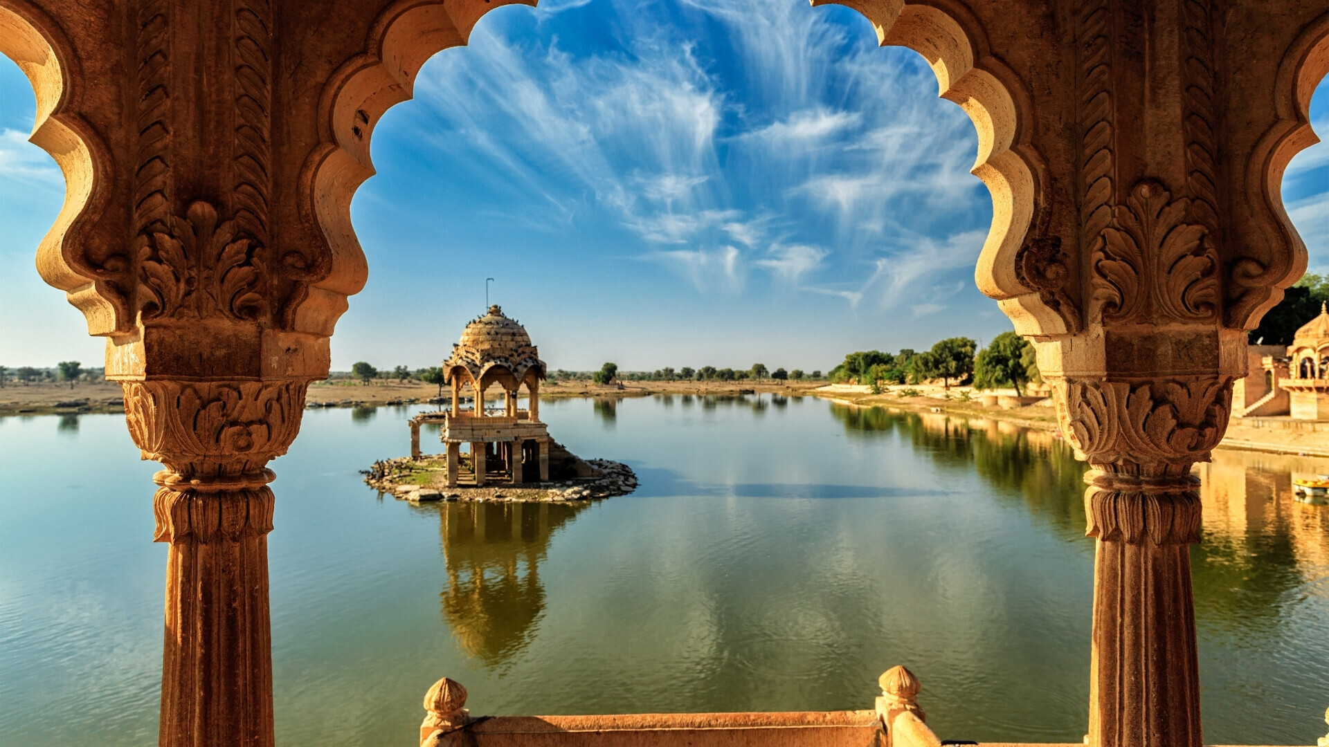 Panorama naturale che mostra un fiume calmo con sponde e vegetazione circostante