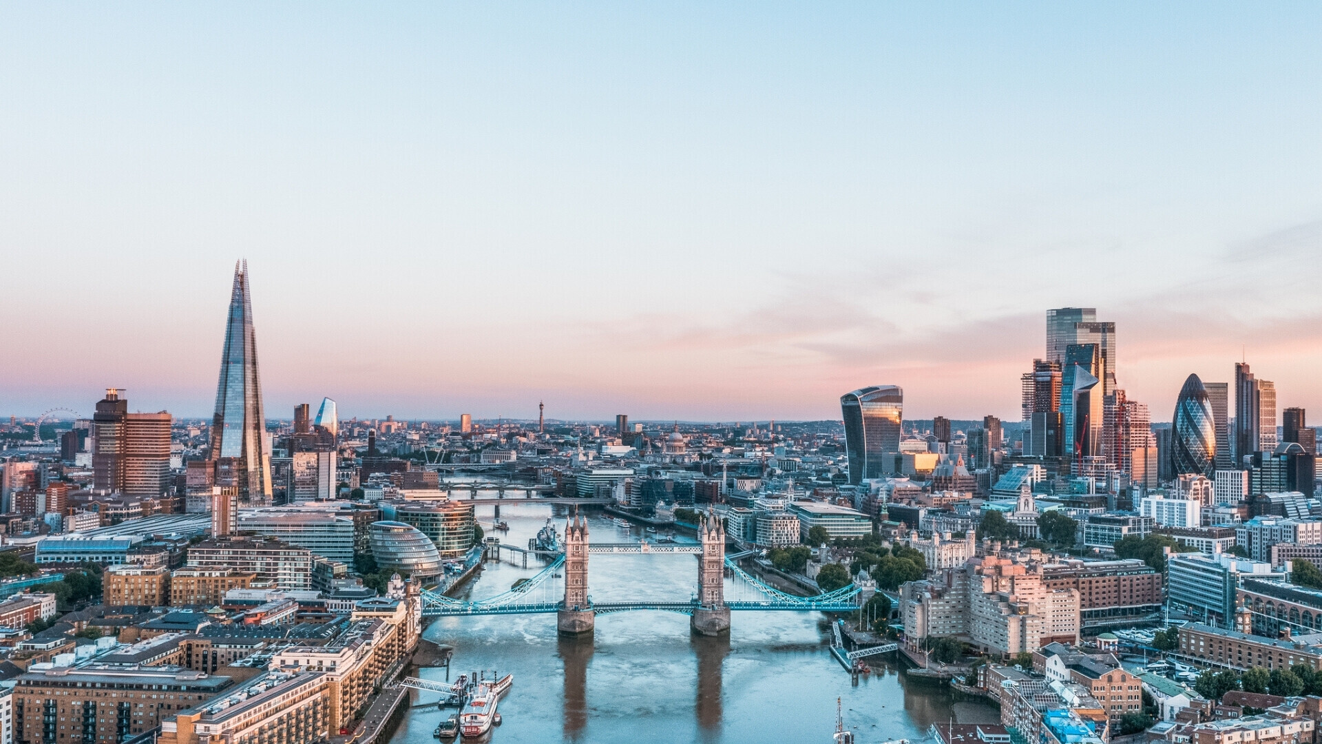 Vista elevata dello skyline di Londra, da est a ovest Londra all’alba.