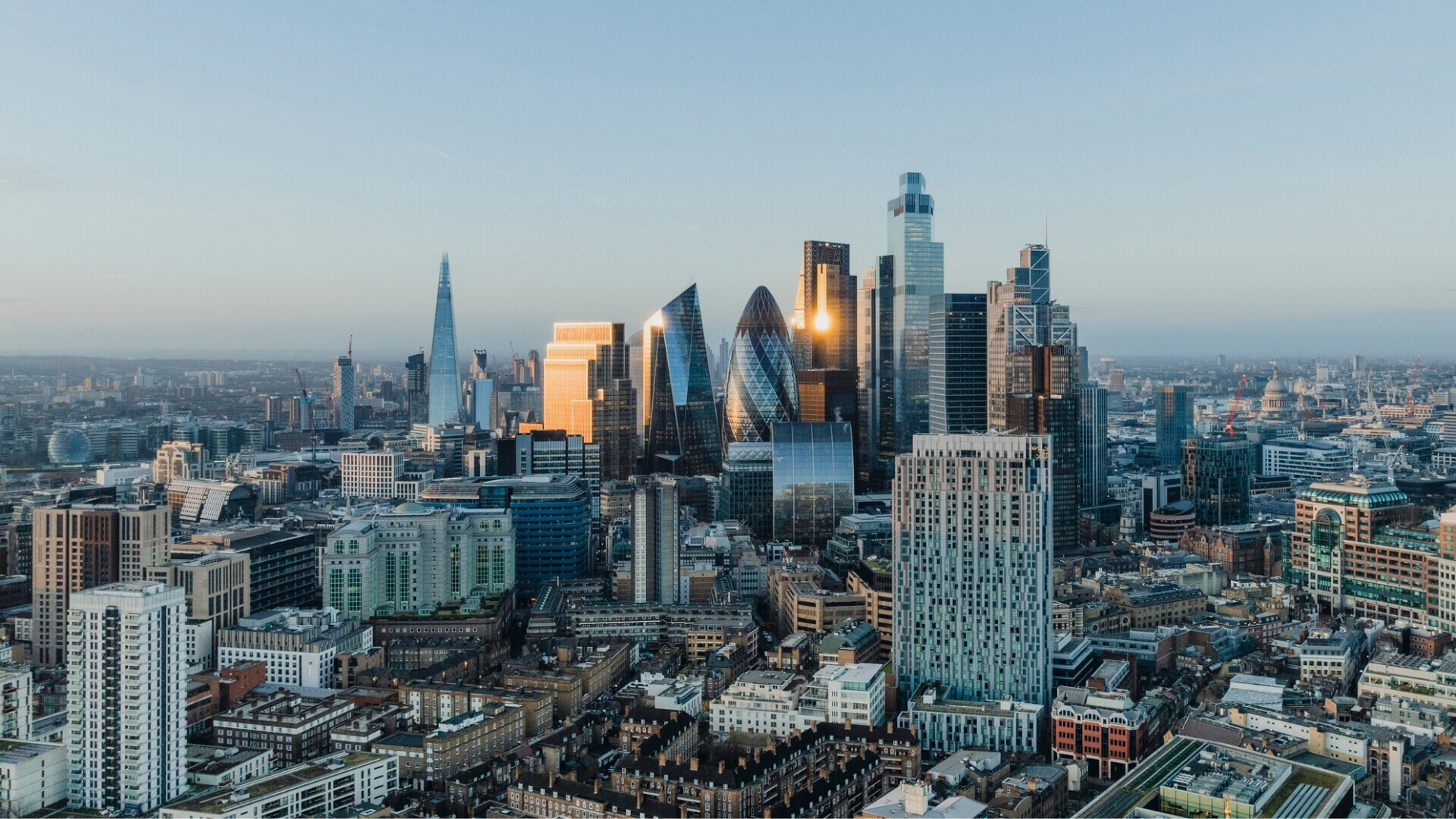 La City di Londra, edifici per uffici all’alba nella capitale del Regno Unito – vista dall’alto.
