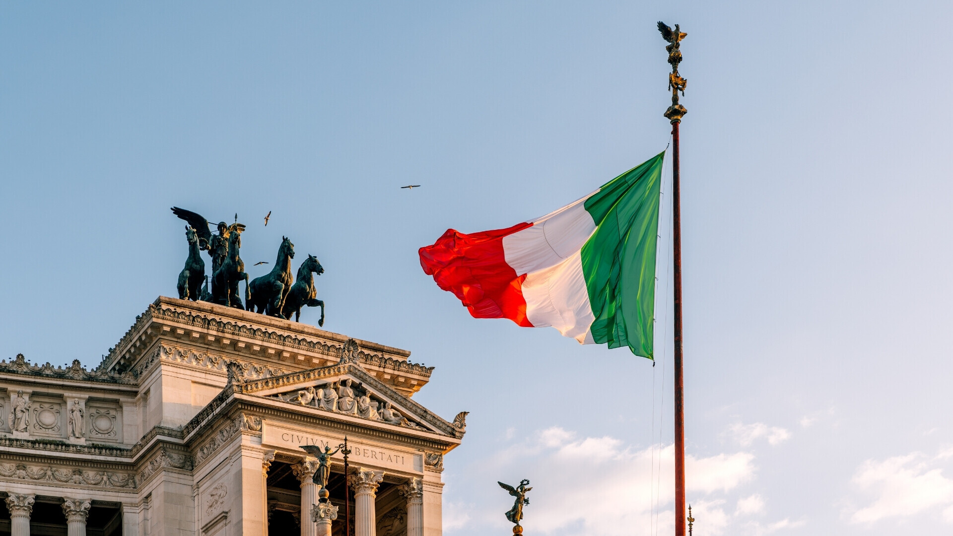 Bandiera italiana Altare della Patria Bandiera italiana davanti all'Altare della Patria