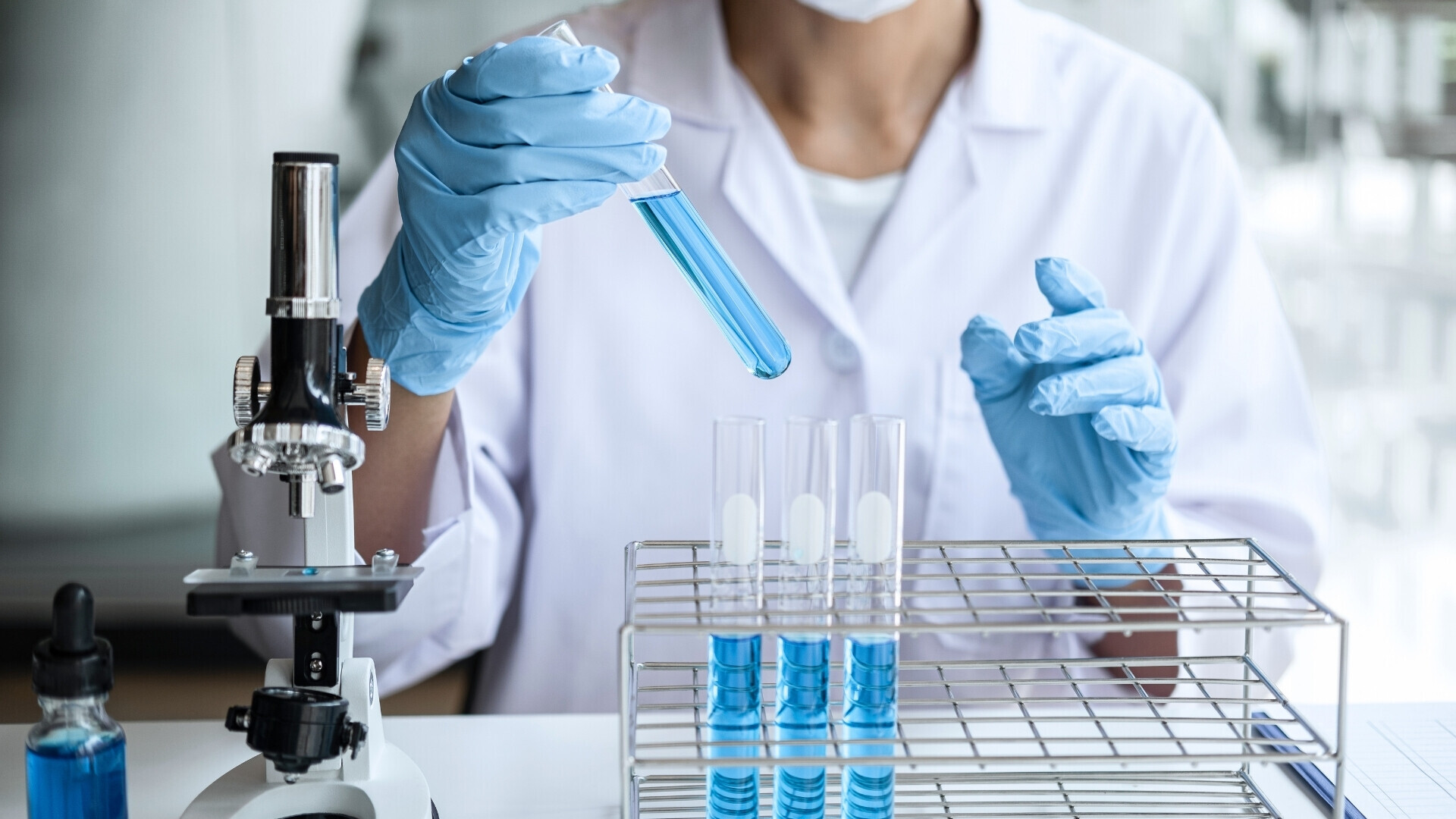 Medico durante l'analisi di provette Specialista che esamina campioni biologici in provette da laboratorio