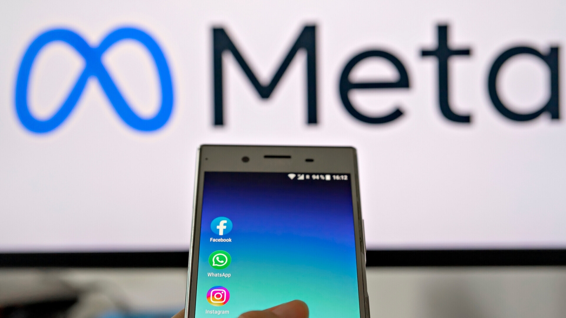 Applicazioni Meta Smartphone che mostra le applicazioni meta, sullo sfondo il logo Meta