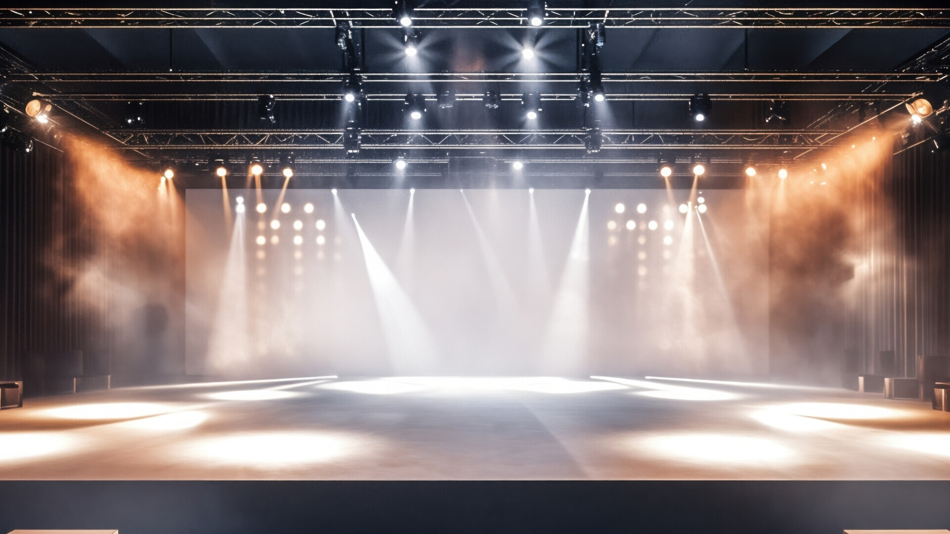 Passerella sfilata La pedana centrale di uno show di moda, illuminata e predisposta per le modelle che mostrano la collezione.