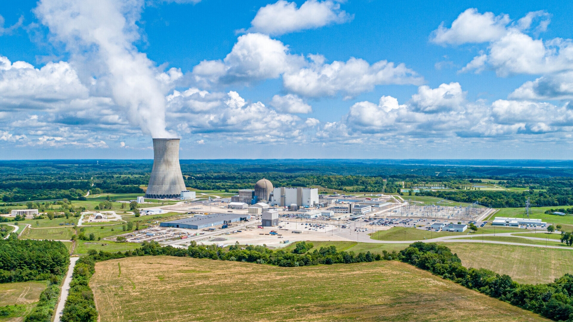 Centrale nucleare in pianura Complesso di reattori nucleari immerso in un paesaggio pianeggiante