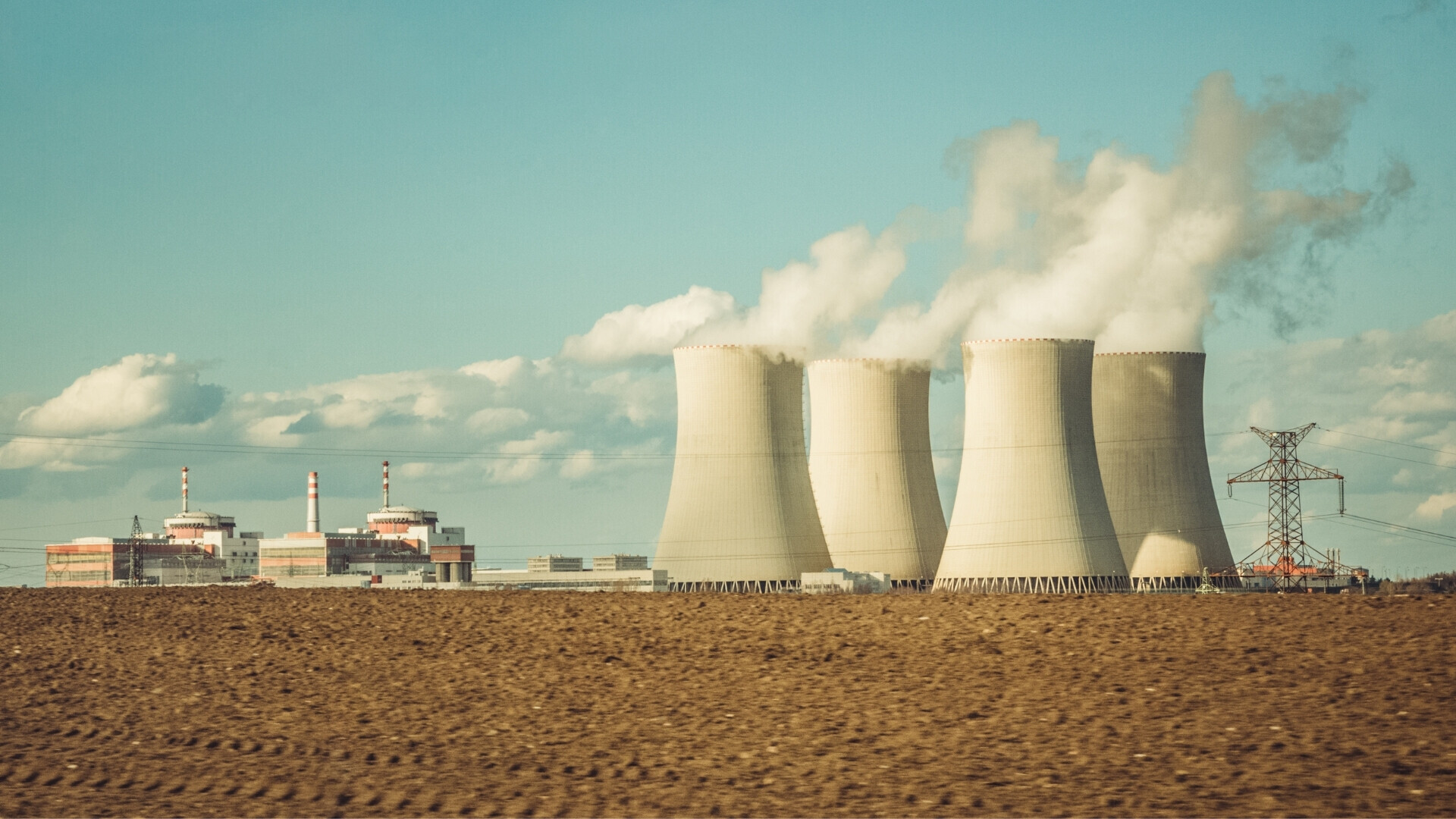 Reattori nucleari in primo piano Dettaglio dei reattori con tubazioni e strutture visibili