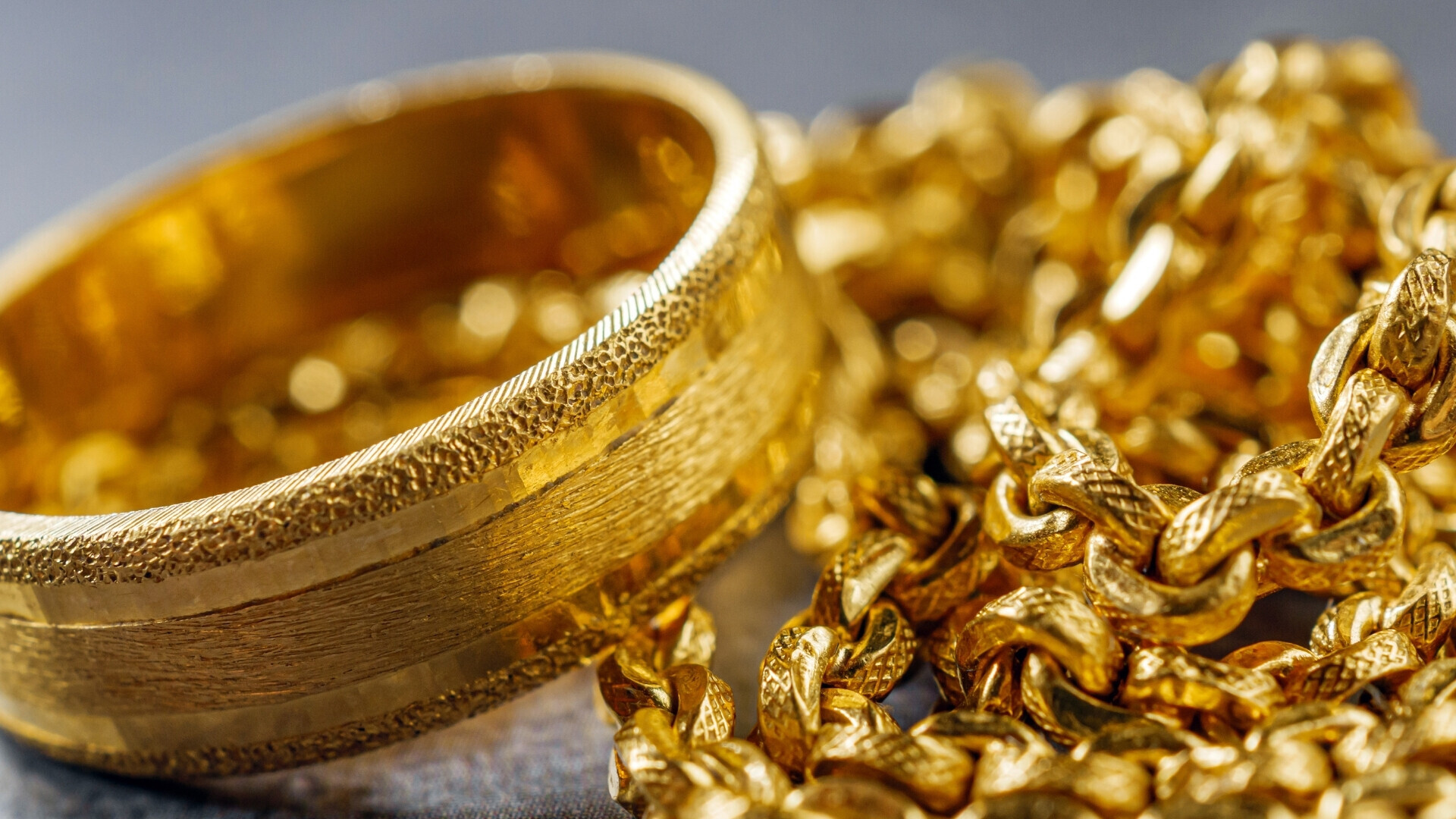 Gioielli d'oro Gioielli in oro disposti su un piano