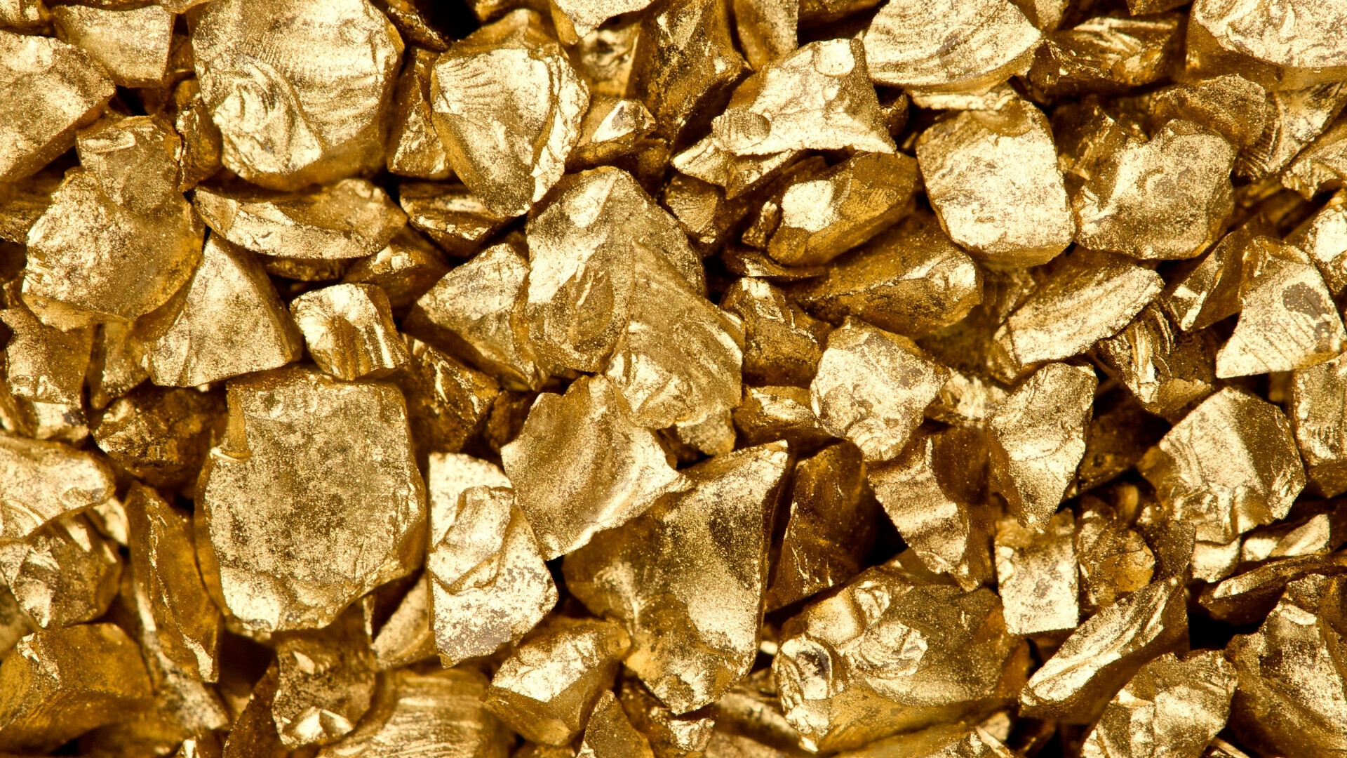 Pepite d’oro grezzo su sfondo neutro