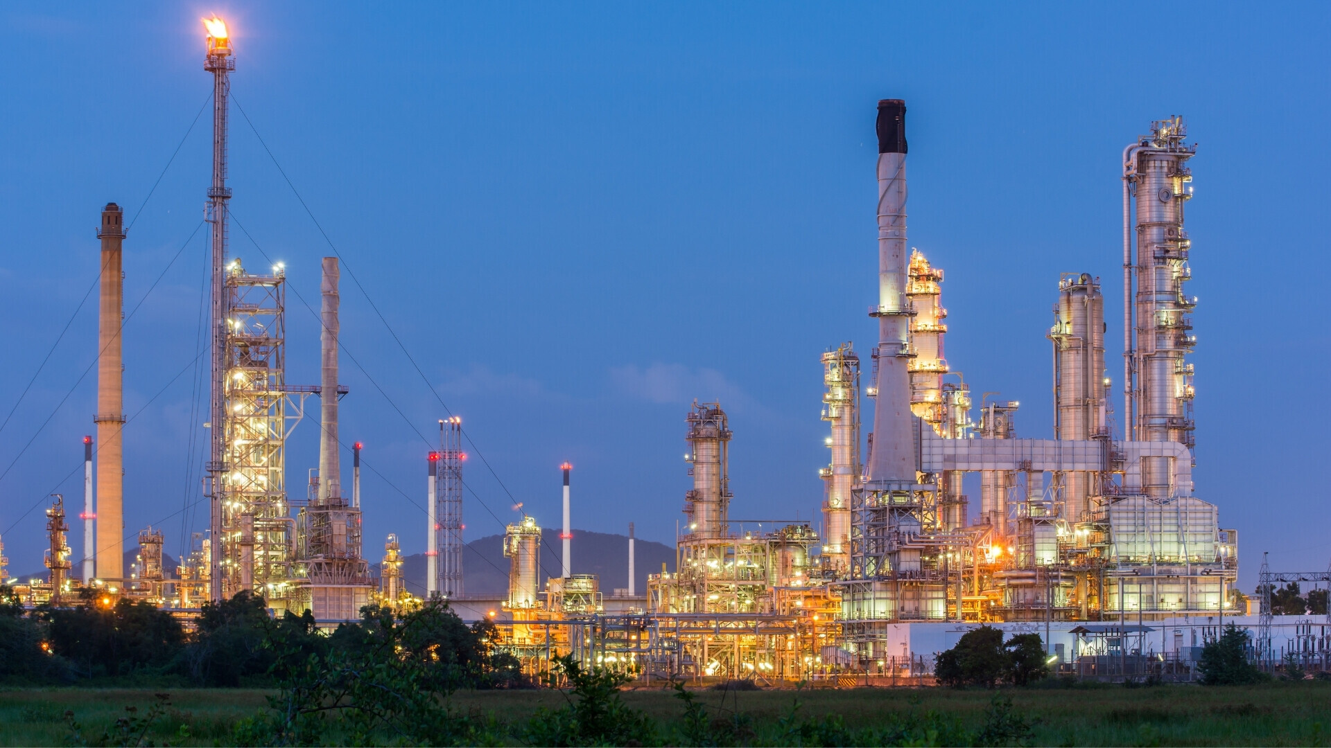 Vista notturna raffineria Raffineria illuminata durante la notte