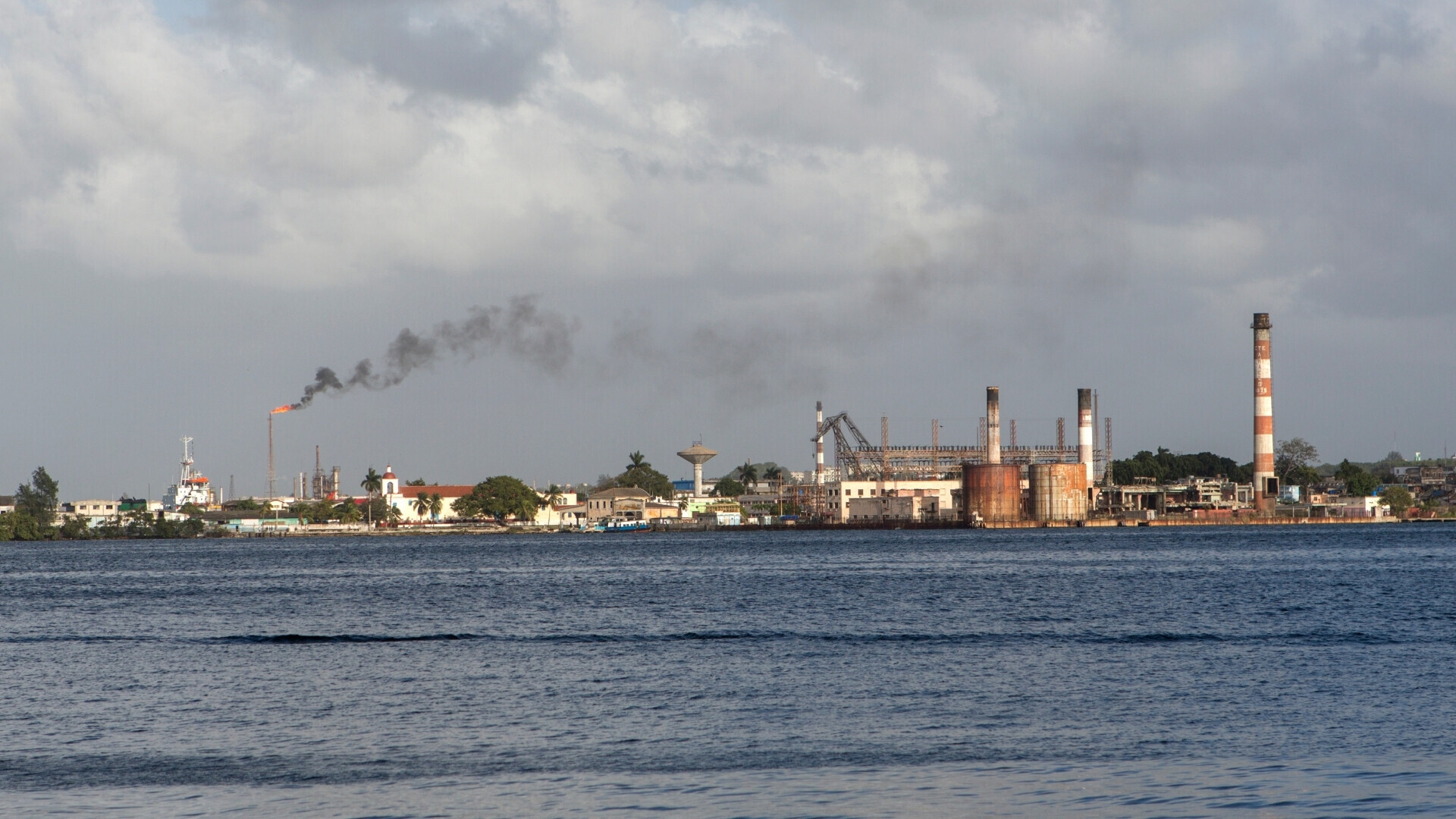 Raffineria sul mare Impianto di raffinazione situato vicino alla costa
