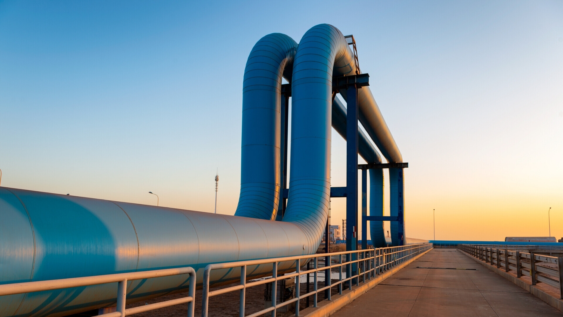 Tubi blu che conducono a una raffineria di petrolio.