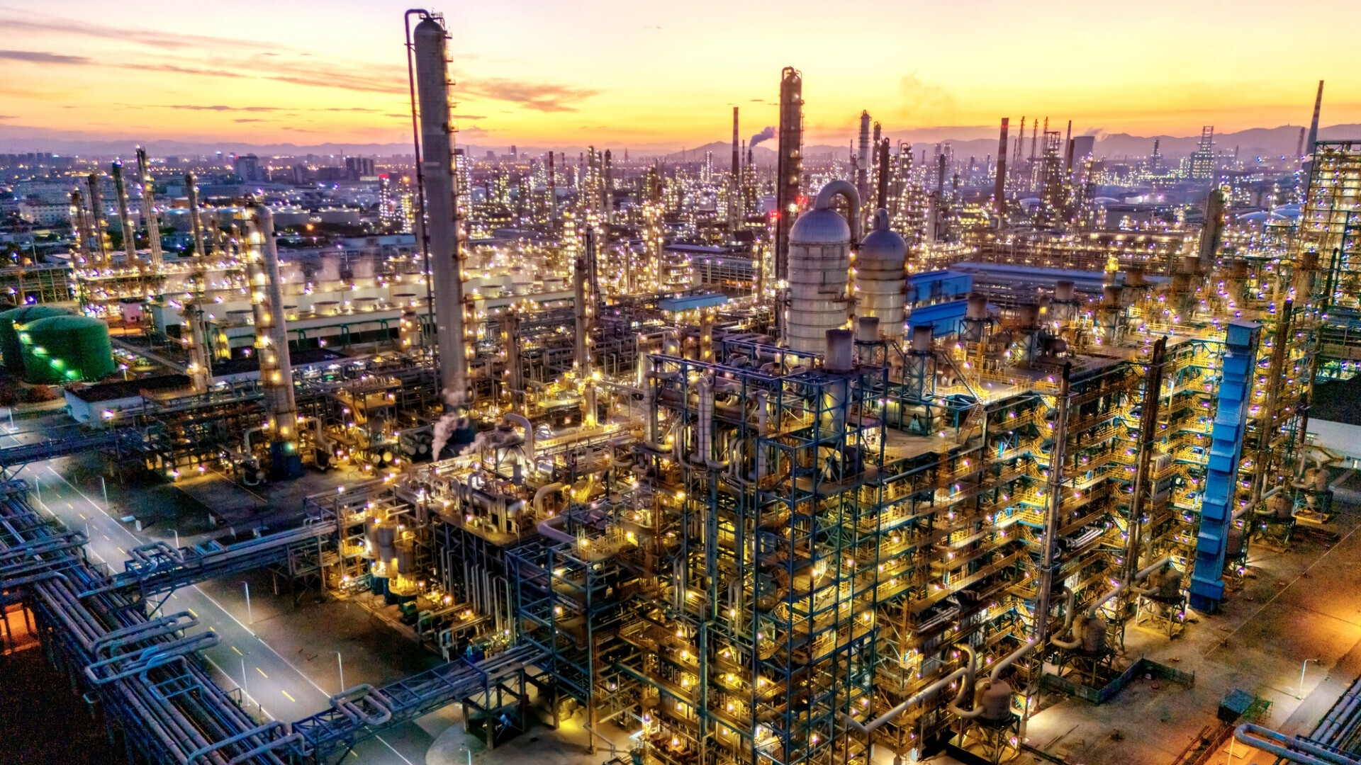 Veduta aerea di un impianto chimico al crepuscolo.