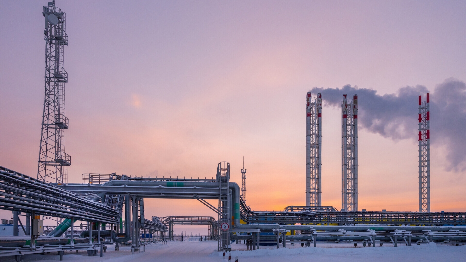 Produzione e lavorazione di gas naturale in Russia Industria della produzione di gas vicino a Novy Urengoi; produzione e lavorazione di gas naturale in Russia.