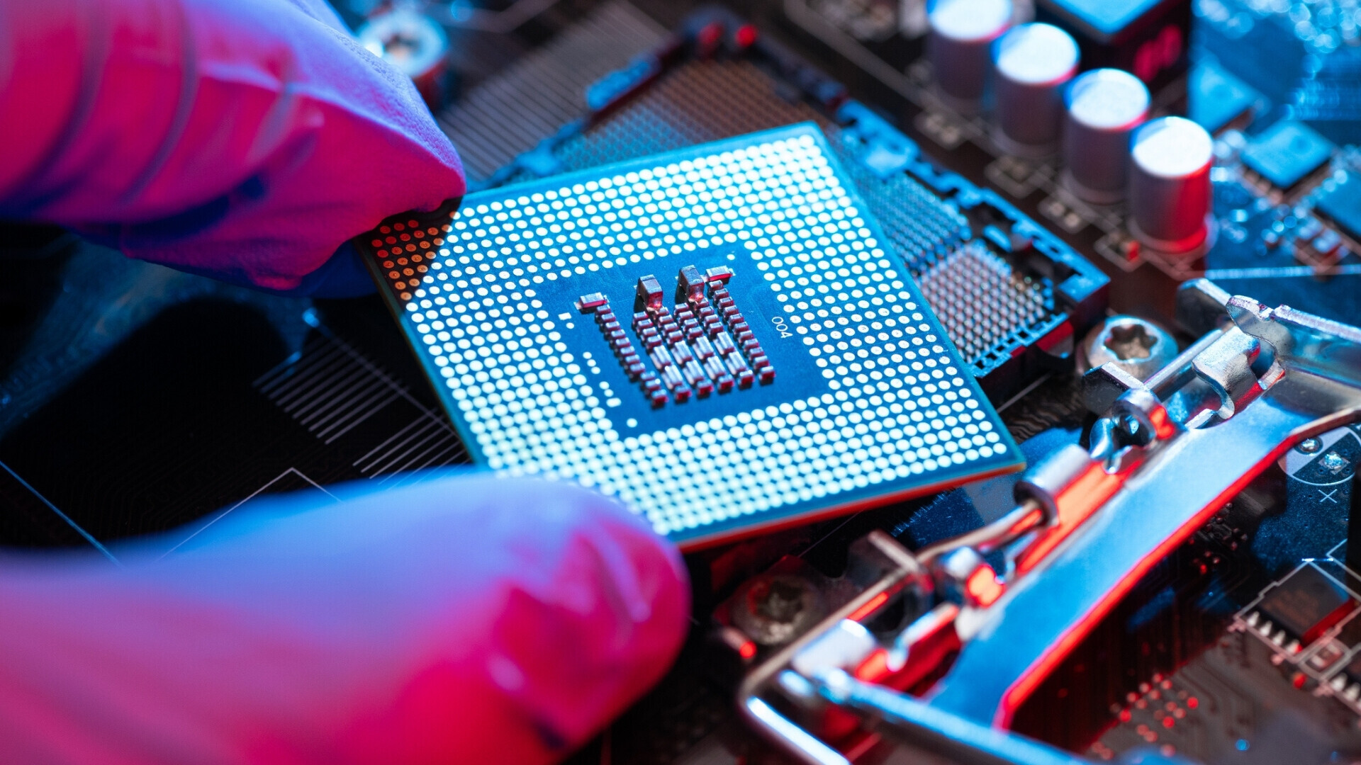 Primo piano di CPU e scheda madre Primo piano di un socket CPU su scheda madre di computer.