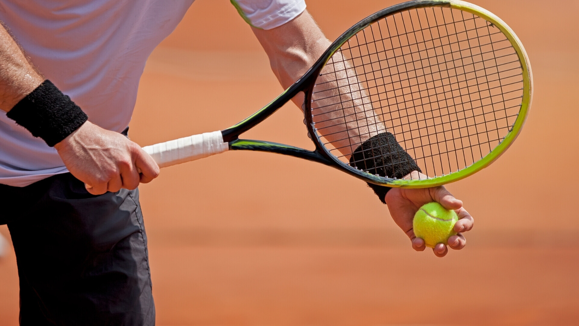 Giocatore di tennis in azione sul campo