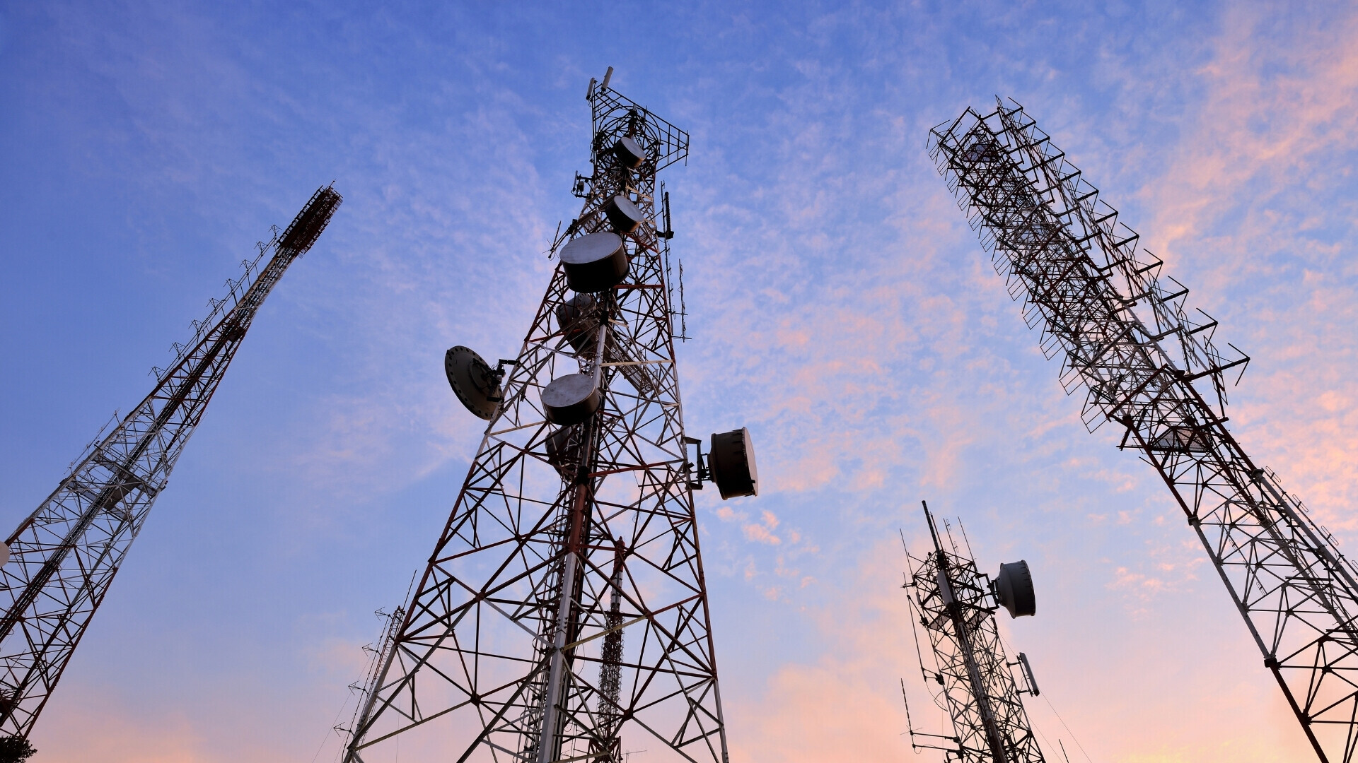 Tralicci elettrici Fotografia di torri elettriche in acciaio con linee ad alta tensione visibili, su sfondo naturale o urbano.