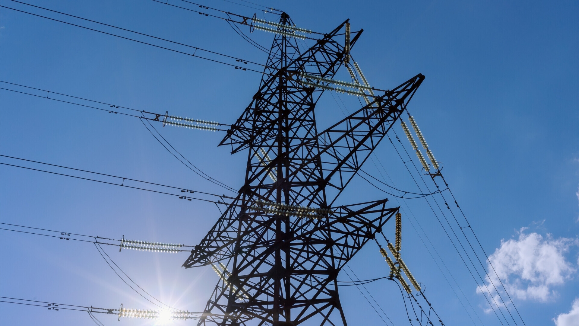 Scatto di torri per telecomunicazioni o trasmissione radio, con antenne e parabole visibili.