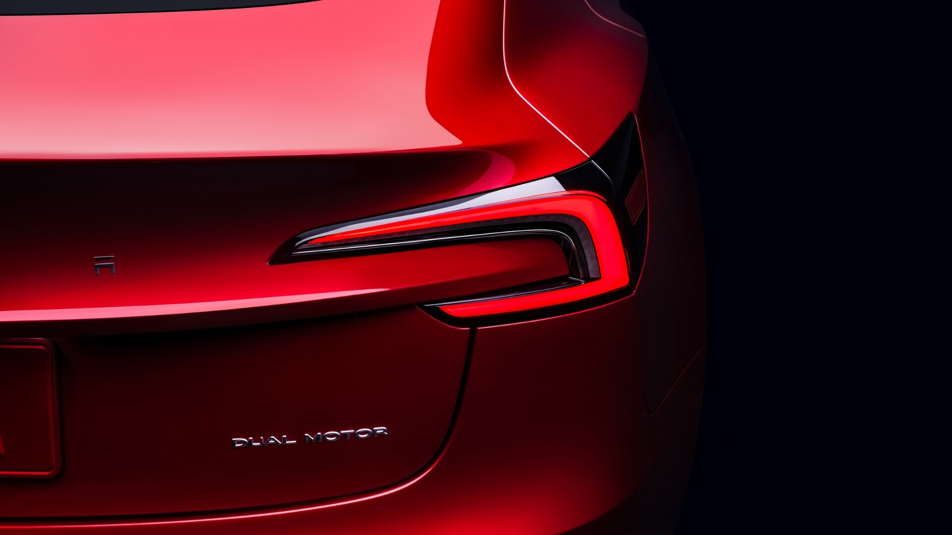 Inquadratura frontale o laterale di una Tesla Model 3 Premium rossa, evidenziando design esterno e finiture.