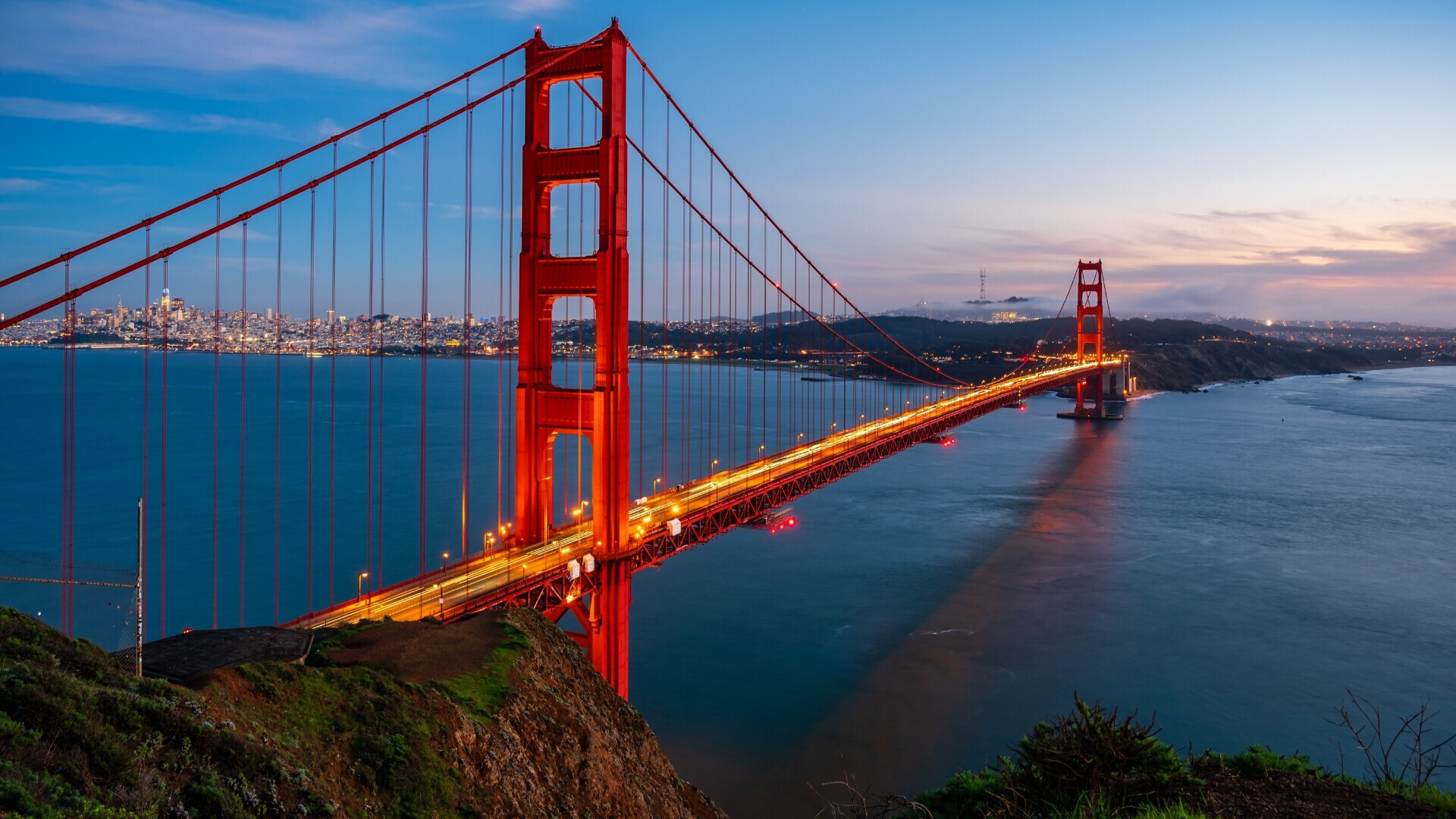 Wall Street, il cuore pulsante della finanza americana, è fiancheggiata da imponenti grattacieli che raccontano storie di invest