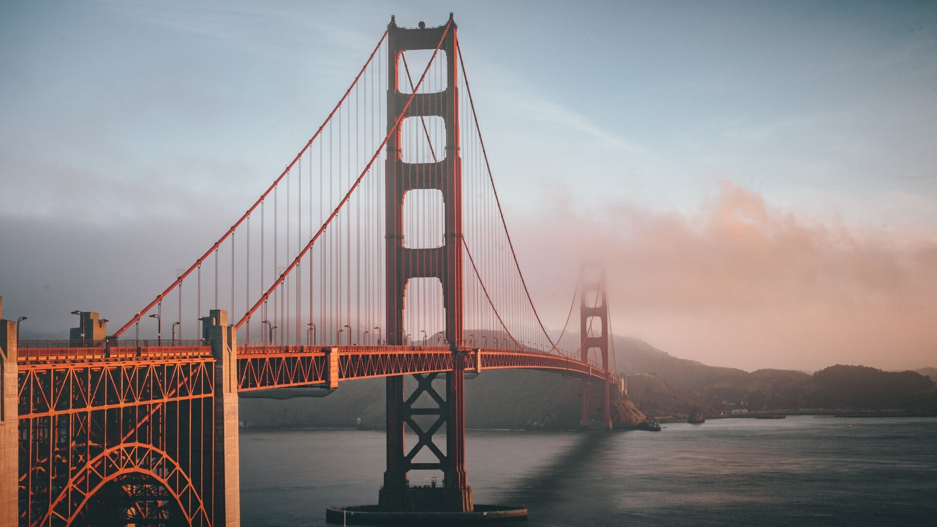 Il profilo iconico dello skyline di New York, con il famoso Empire State Building che svetta tra le nuvole
