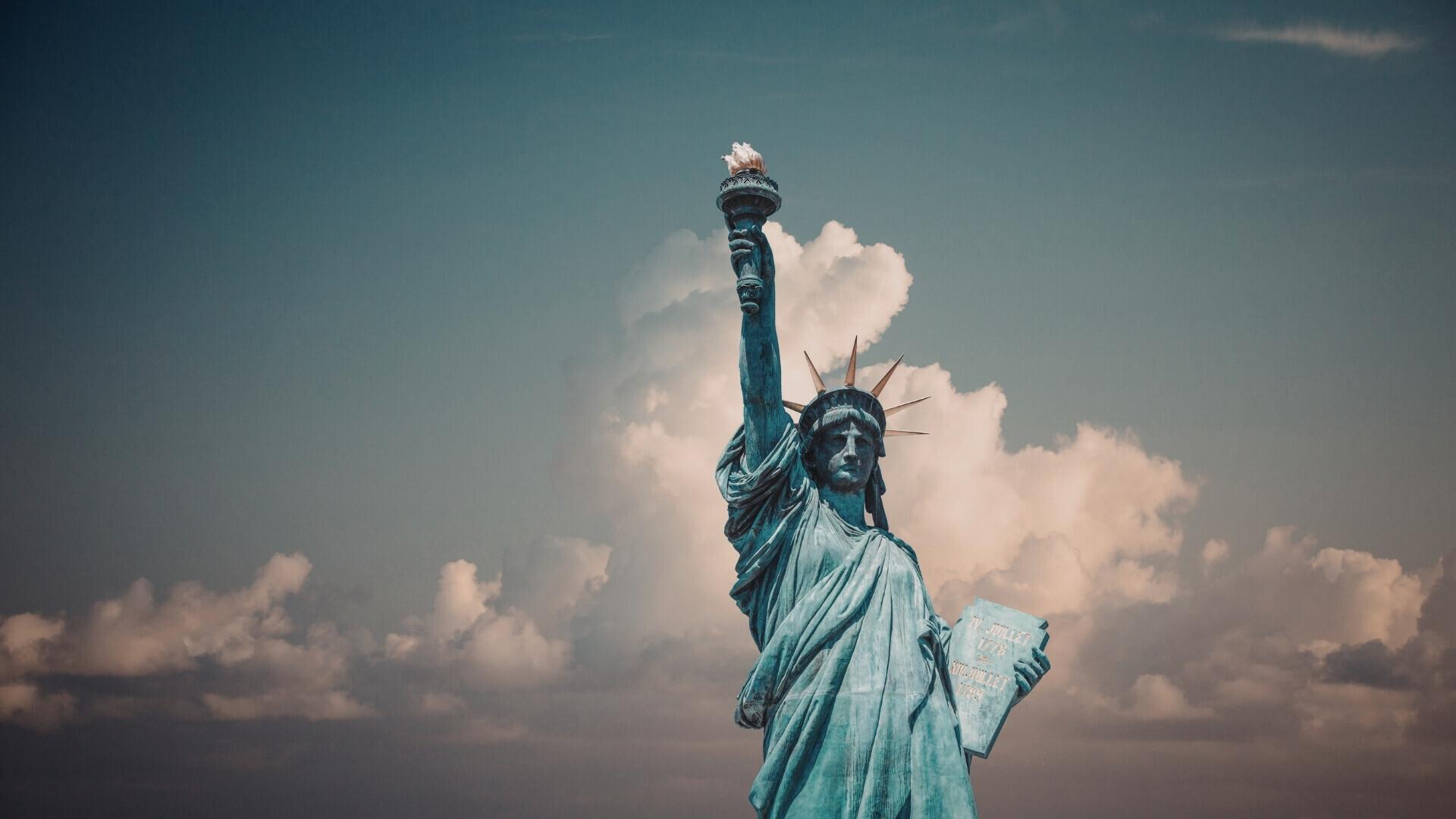 Il profilo iconico dello skyline di New York, con il famoso Empire State Building che svetta tra le nuvole