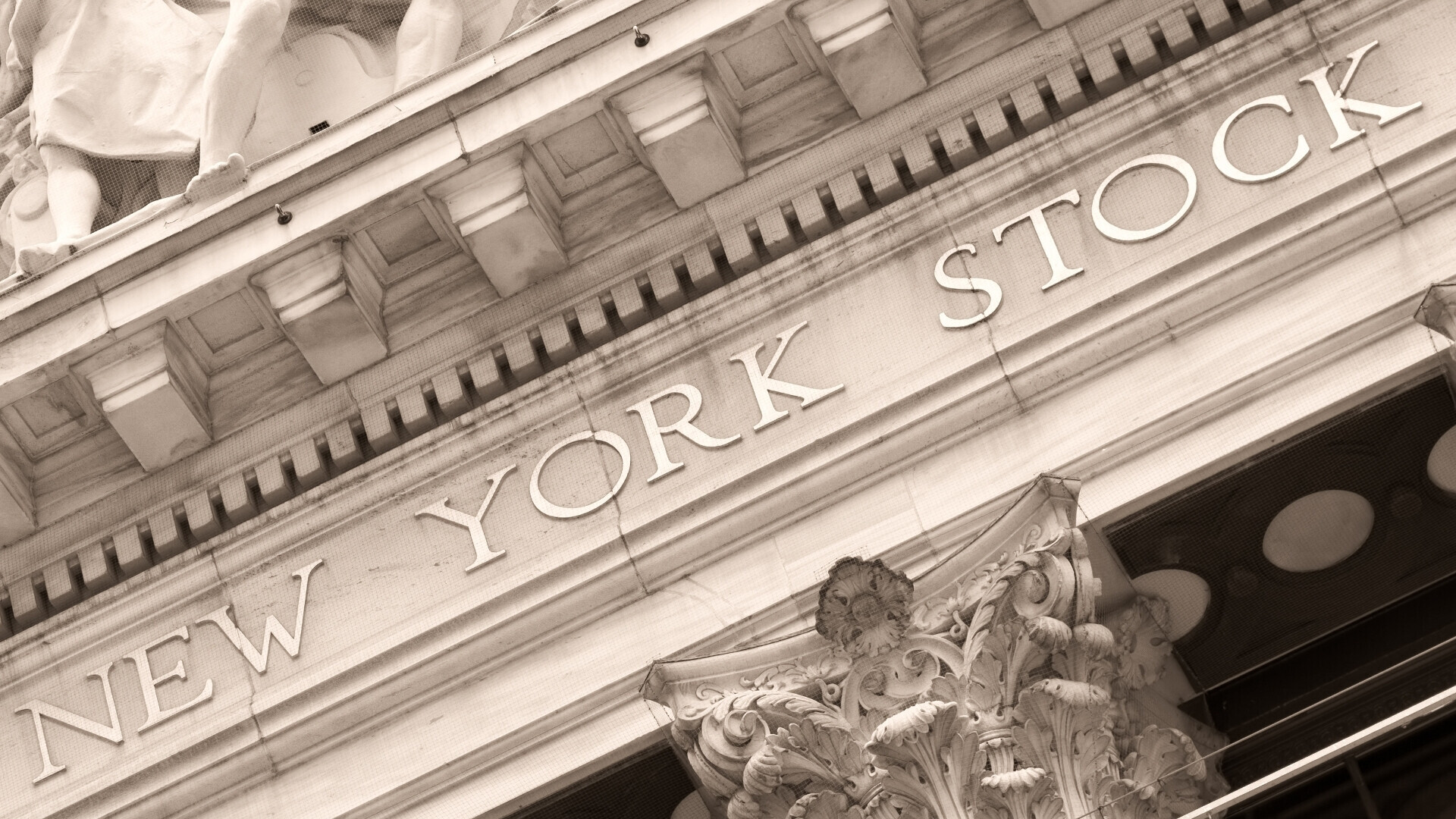 New York Stock Exchange Facciata del New York Stock Exchange con colonne e bandiere USA