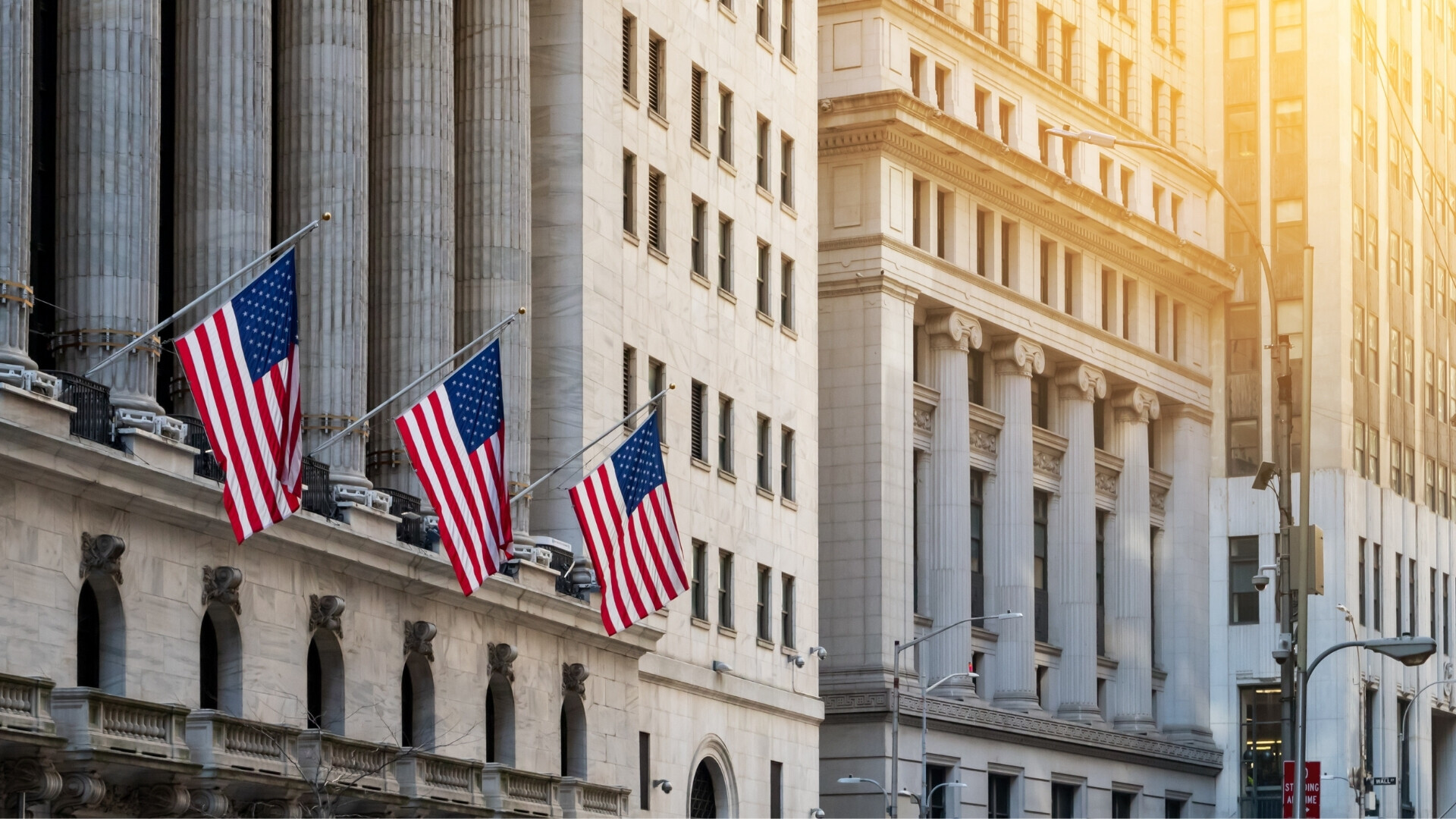 Vista esterna di Wall Street Strada principale di Wall Street con edifici storici e traffico urbano